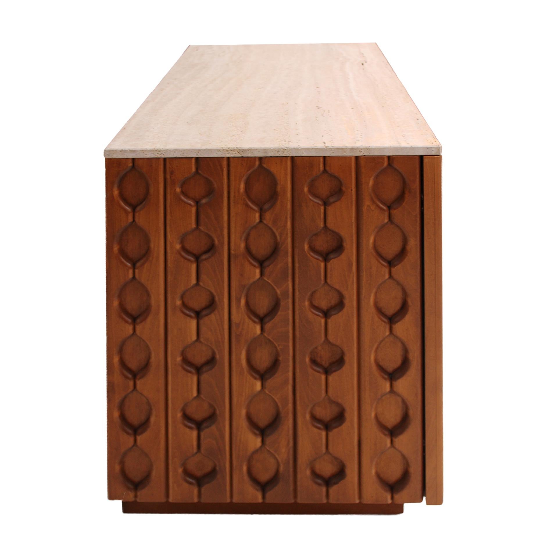 XXI secolo e contemporaneo Coppia di credenze italiane contemporanee in legno massiccio e travertino in vendita