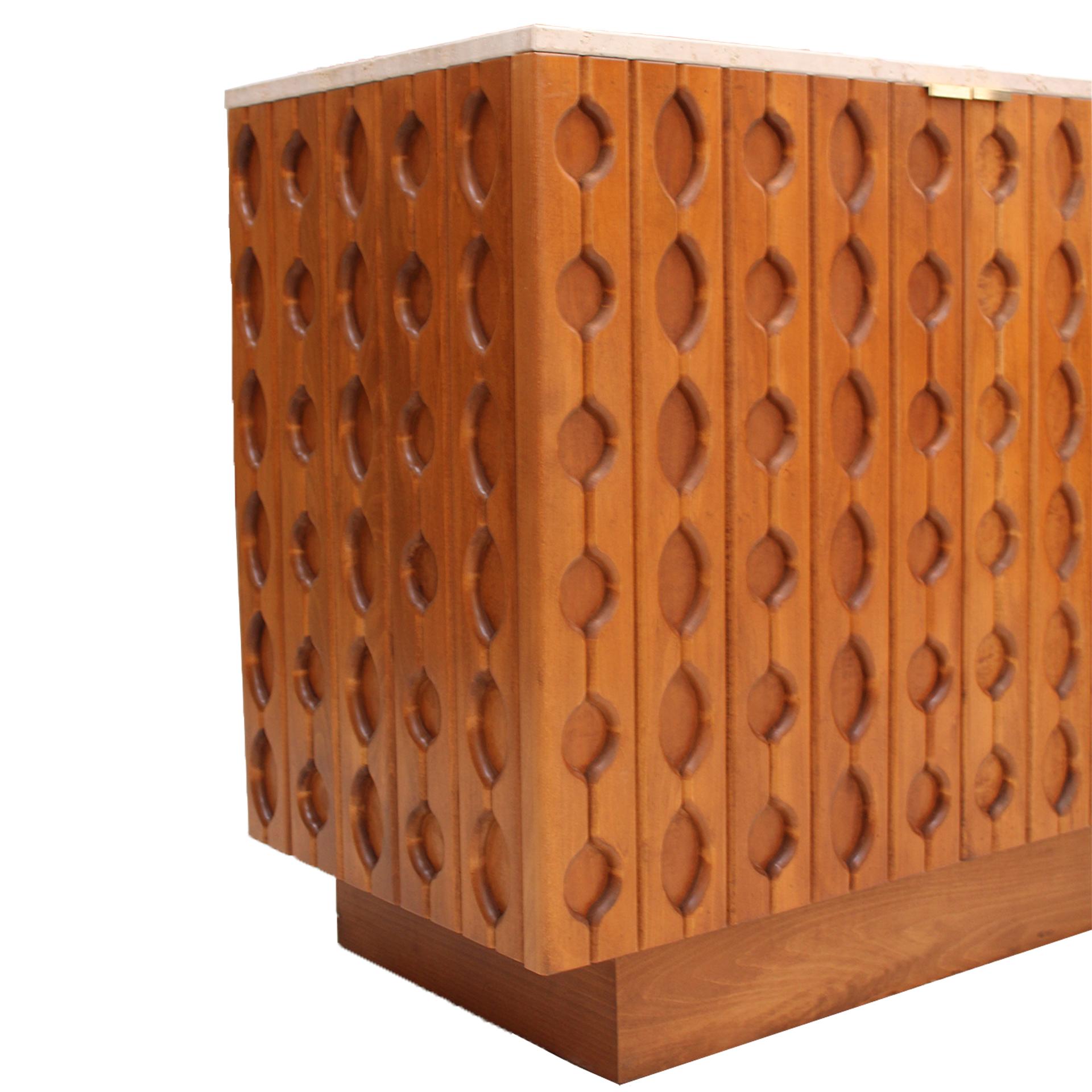Travertino Coppia di credenze italiane contemporanee in legno massiccio e travertino in vendita
