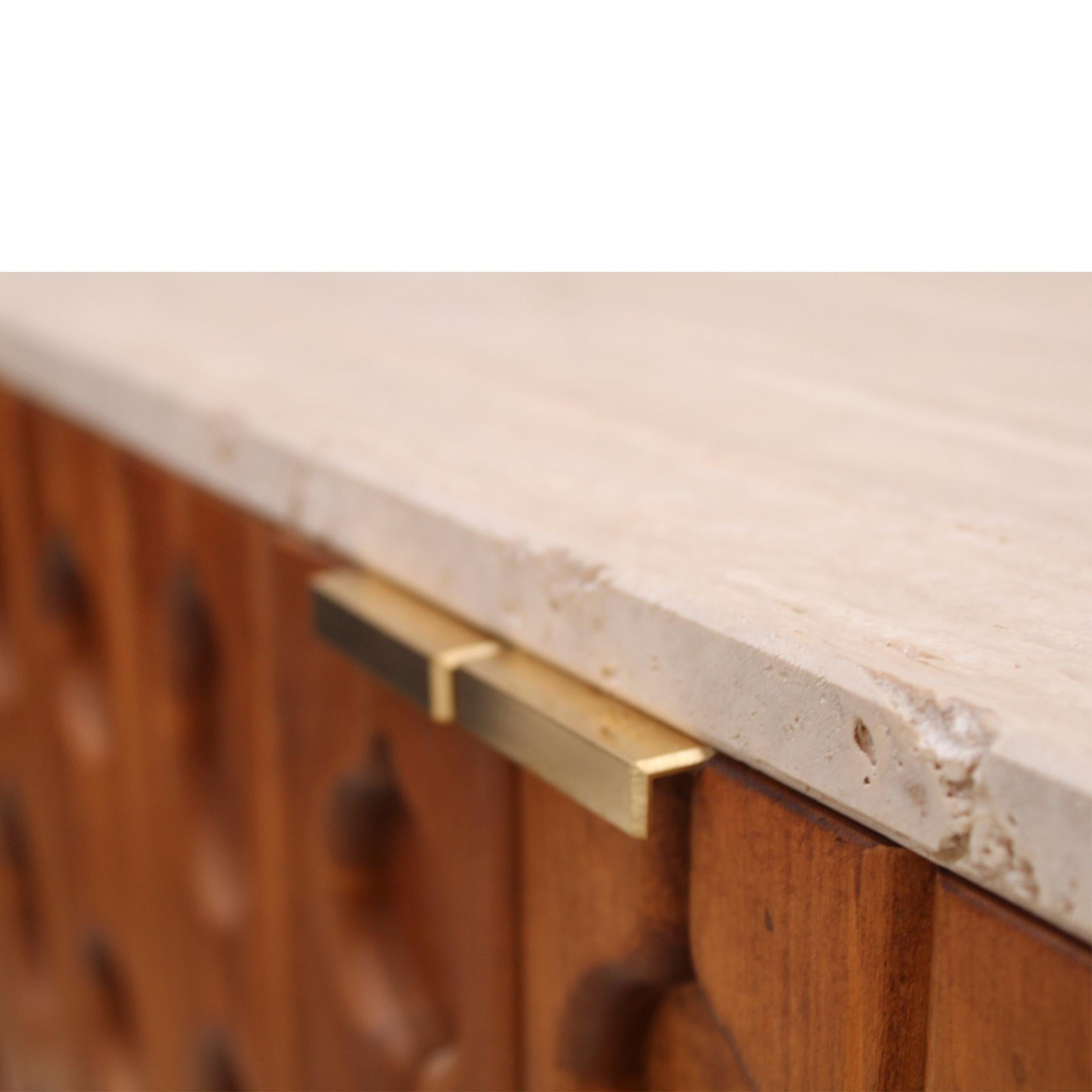 Coppia di credenze italiane contemporanee in legno massiccio e travertino in vendita 1