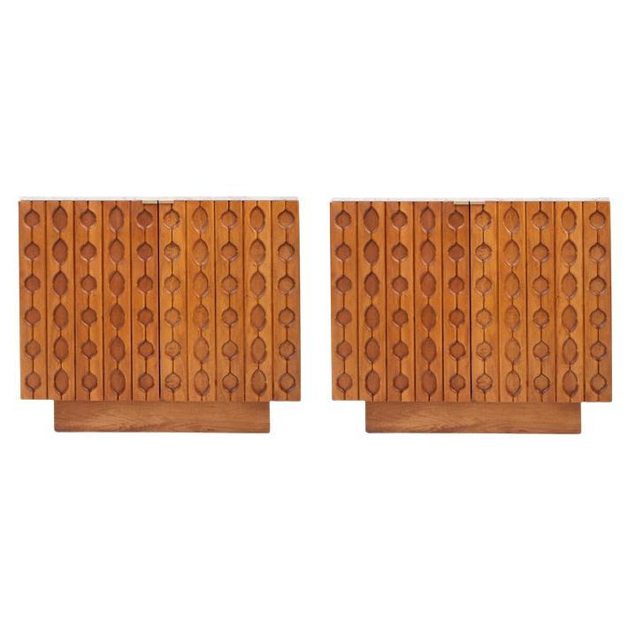 Coppia di credenze italiane contemporanee in legno massiccio e travertino in vendita