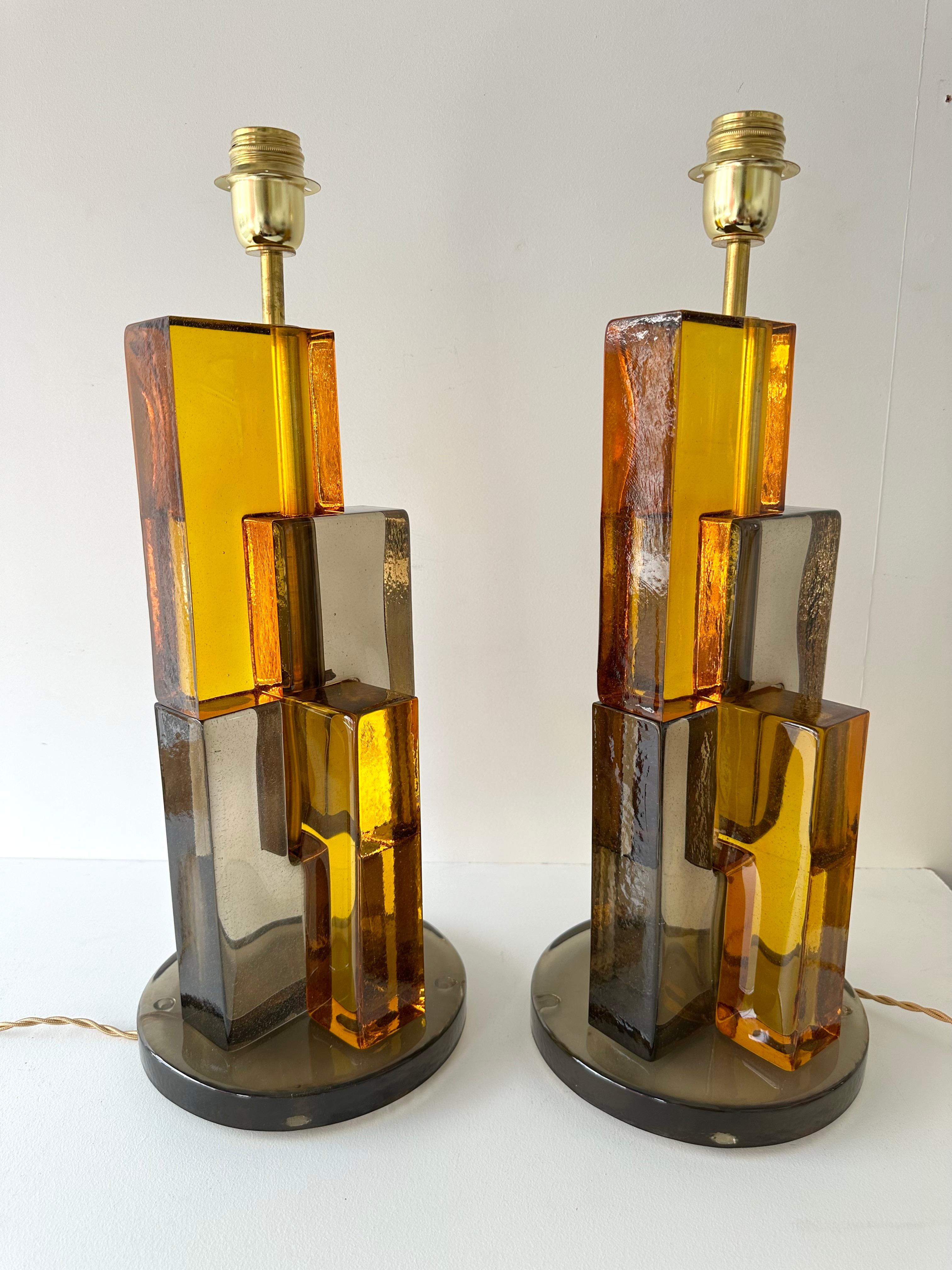 Pareja de lámparas contemporáneas de cristal de Murano cúbico ahumado y latón, Italia en venta 2