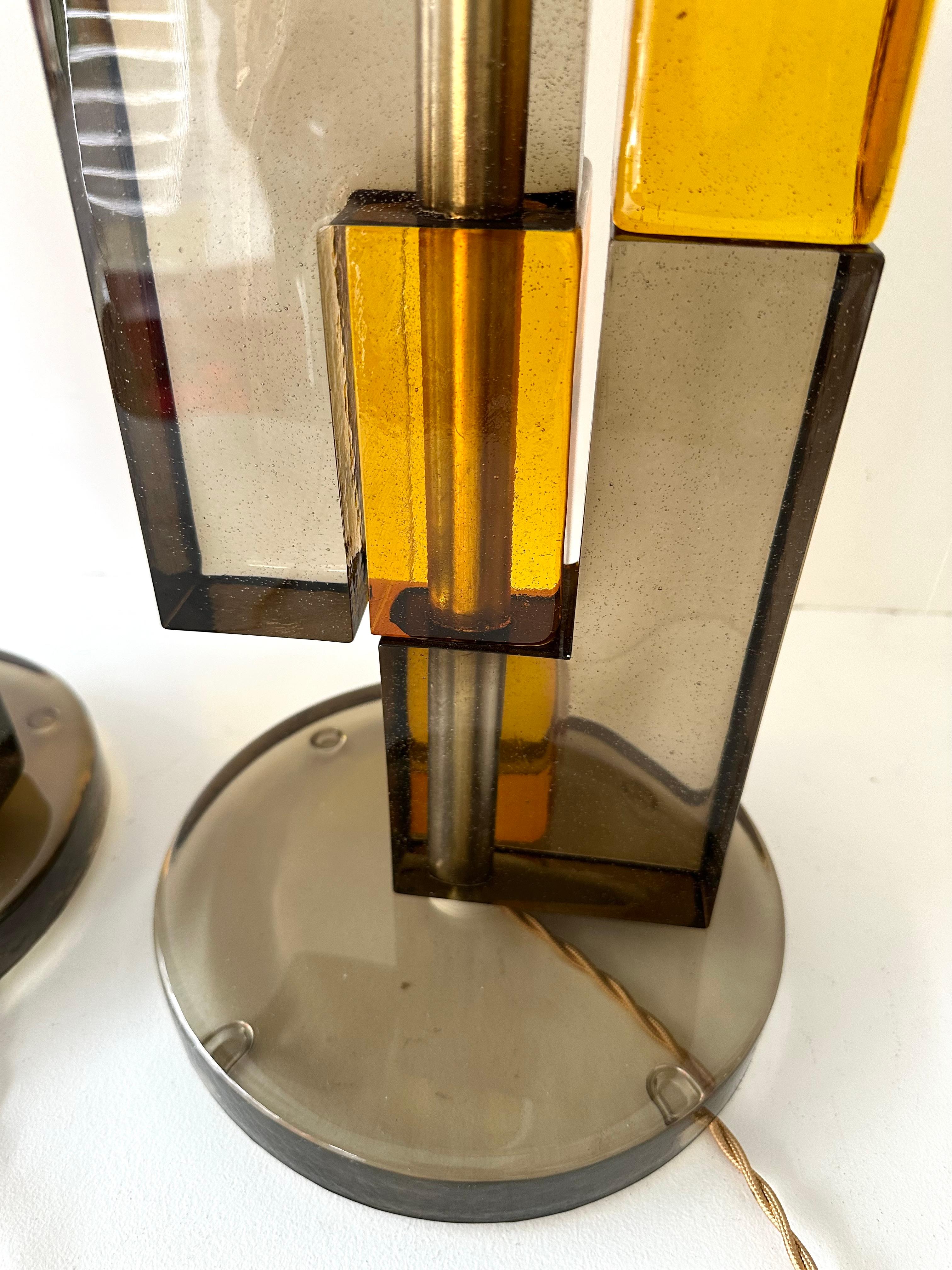 Pareja de lámparas contemporáneas de cristal de Murano cúbico ahumado y latón, Italia en venta 3