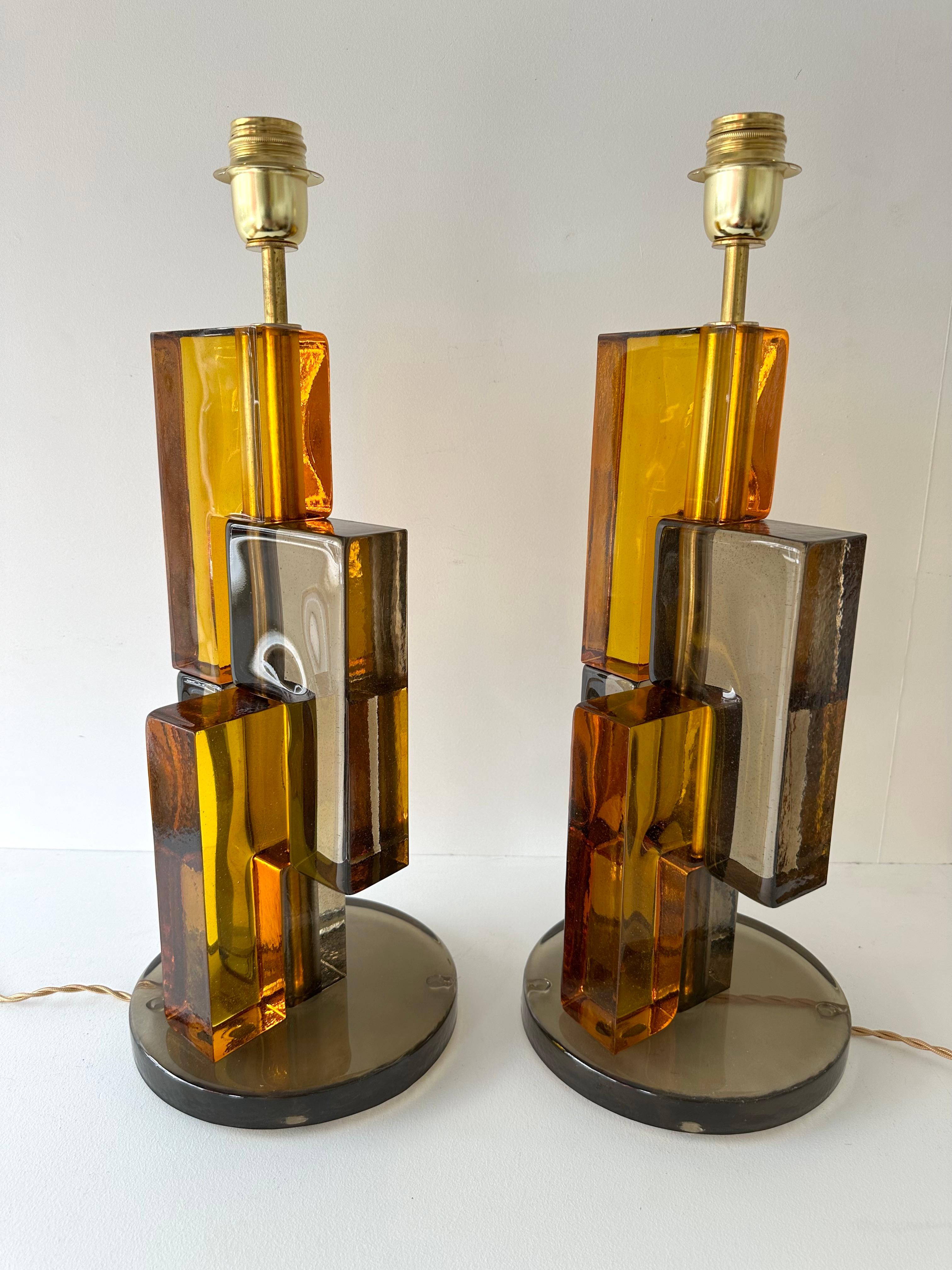 Pareja de lámparas contemporáneas de cristal de Murano cúbico ahumado y latón, Italia en venta 4