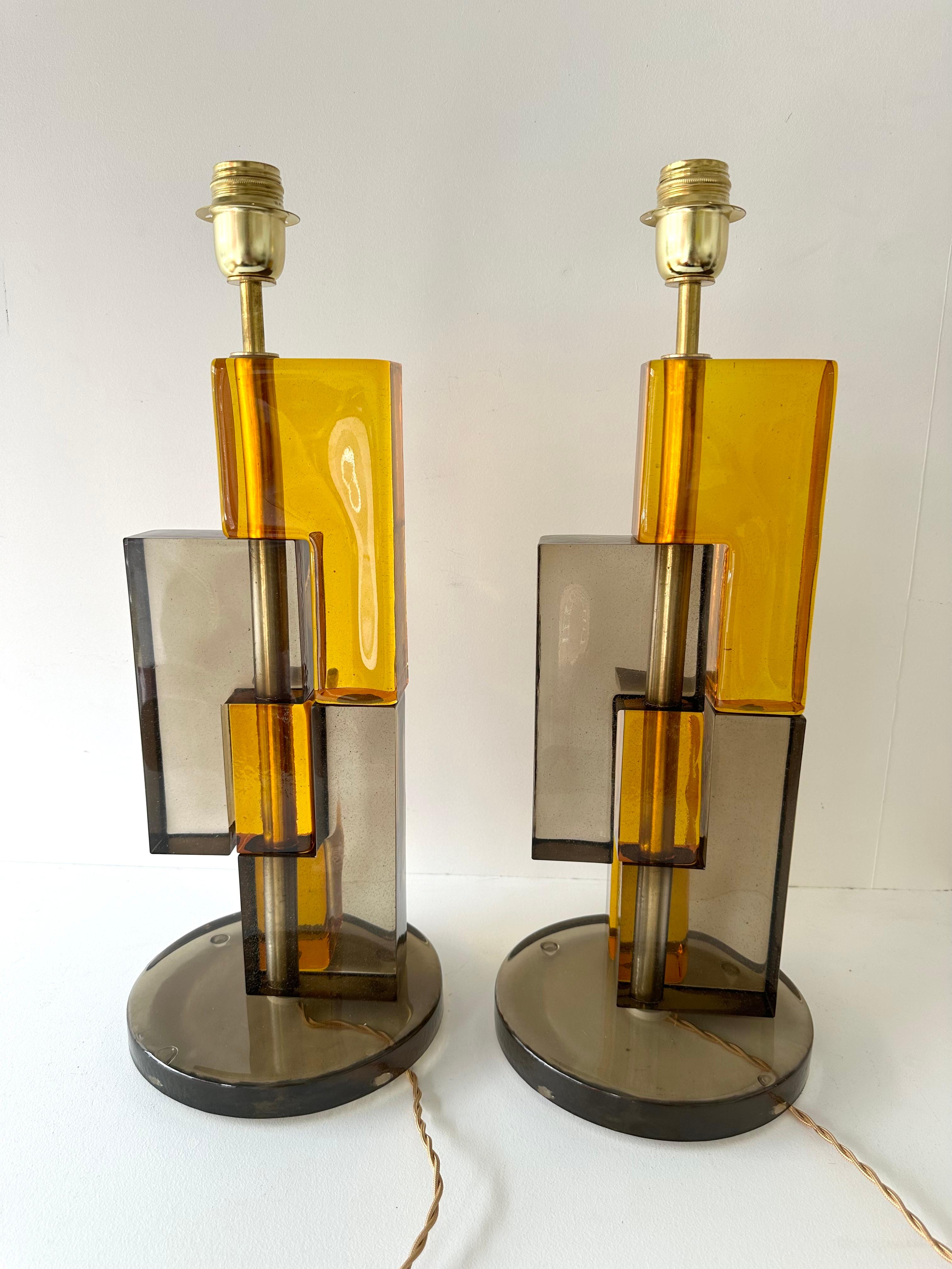 Pareja de lámparas contemporáneas de cristal de Murano cúbico ahumado y latón, Italia en venta 5