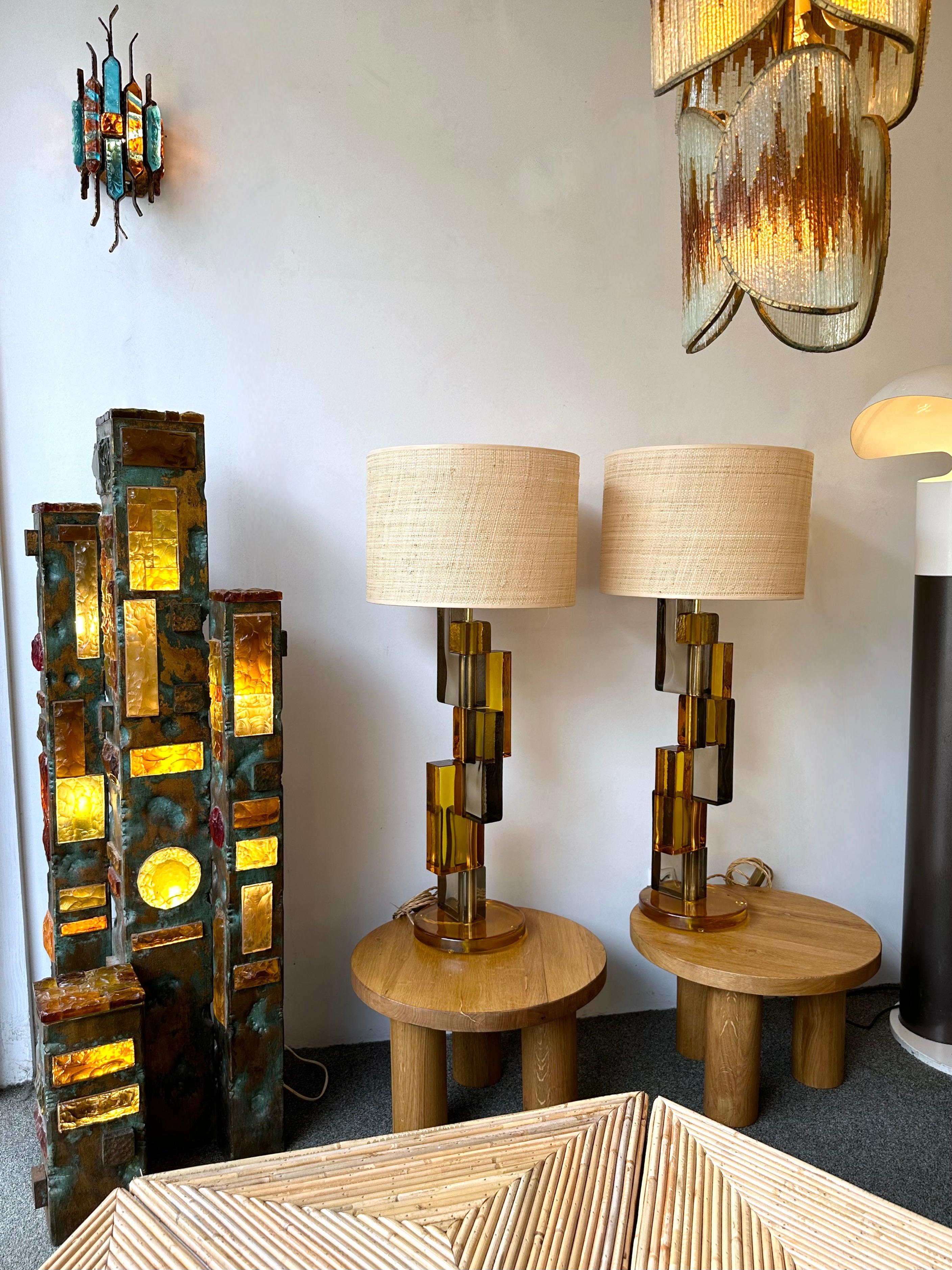 Pair of contemporary table or bedside lamps cubic pressed amber and smoke Murano glass block and brass base. Few exclusive artisanal production. In the style of Mazzega, Veronese, Poliarte, Venini, Vistosi, Carlo Aldo Nason, Toni Zuccheri for