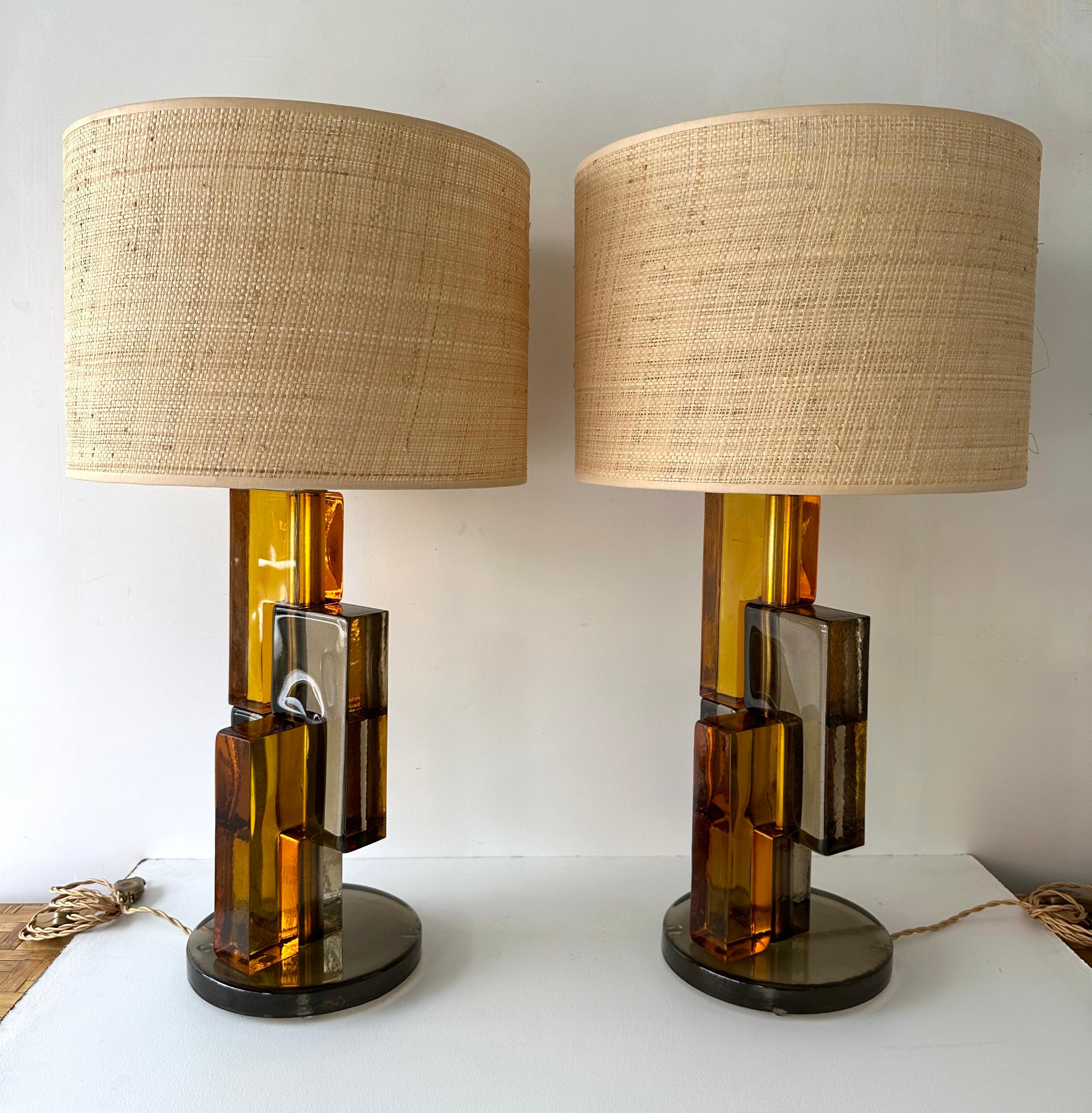 Pareja de lámparas contemporáneas de sobremesa o mesilla de noche de bloque cúbico de cristal de Murano prensado ámbar y ahumado y base de latón. Pocas producciones artesanales exclusivas. Al estilo de Mazzega, Veronese, Poliarte, Venini, Vistosi,