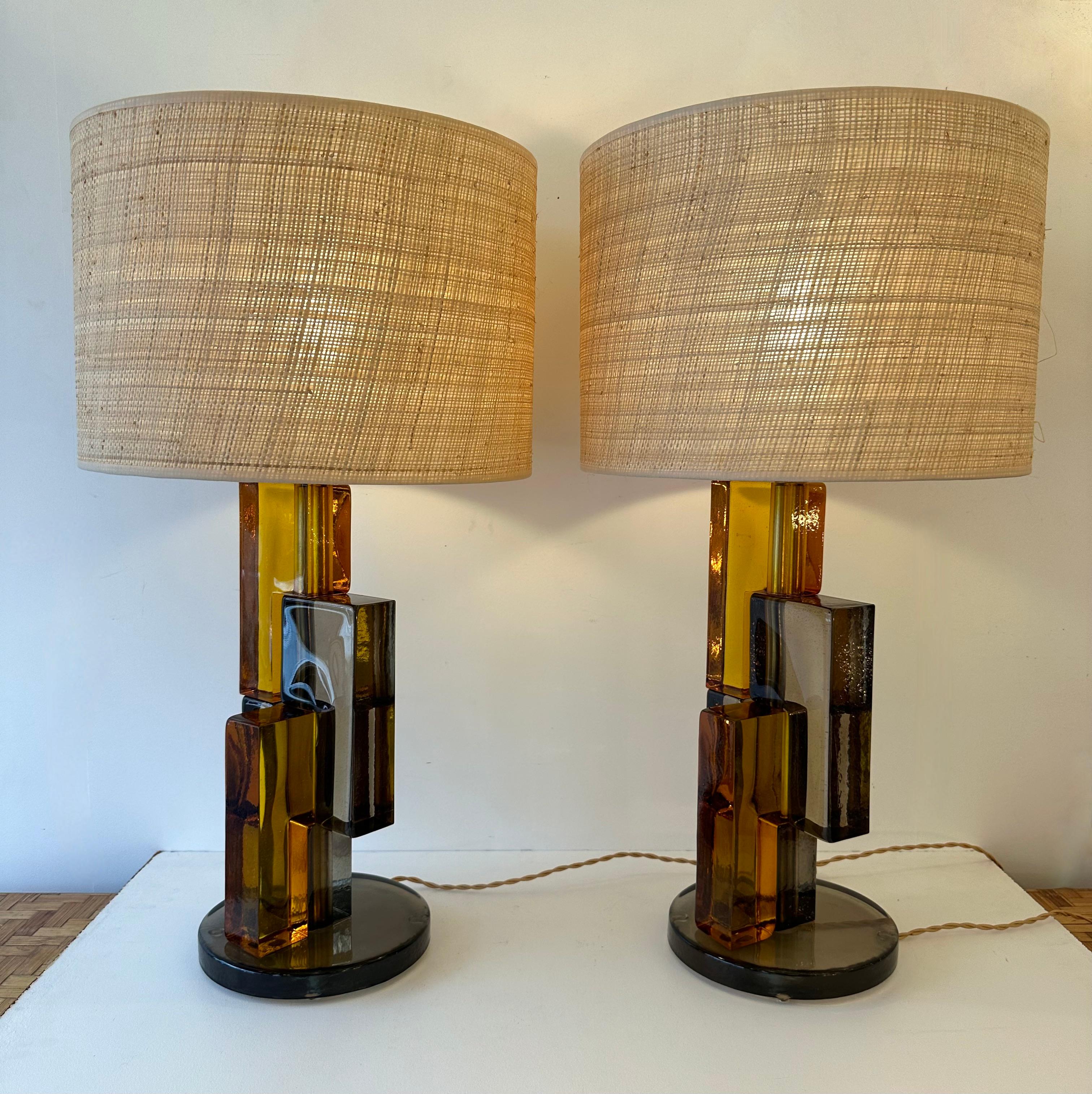Pareja de lámparas contemporáneas de cristal de Murano cúbico ahumado y latón, Italia Moderno de mediados de siglo en venta