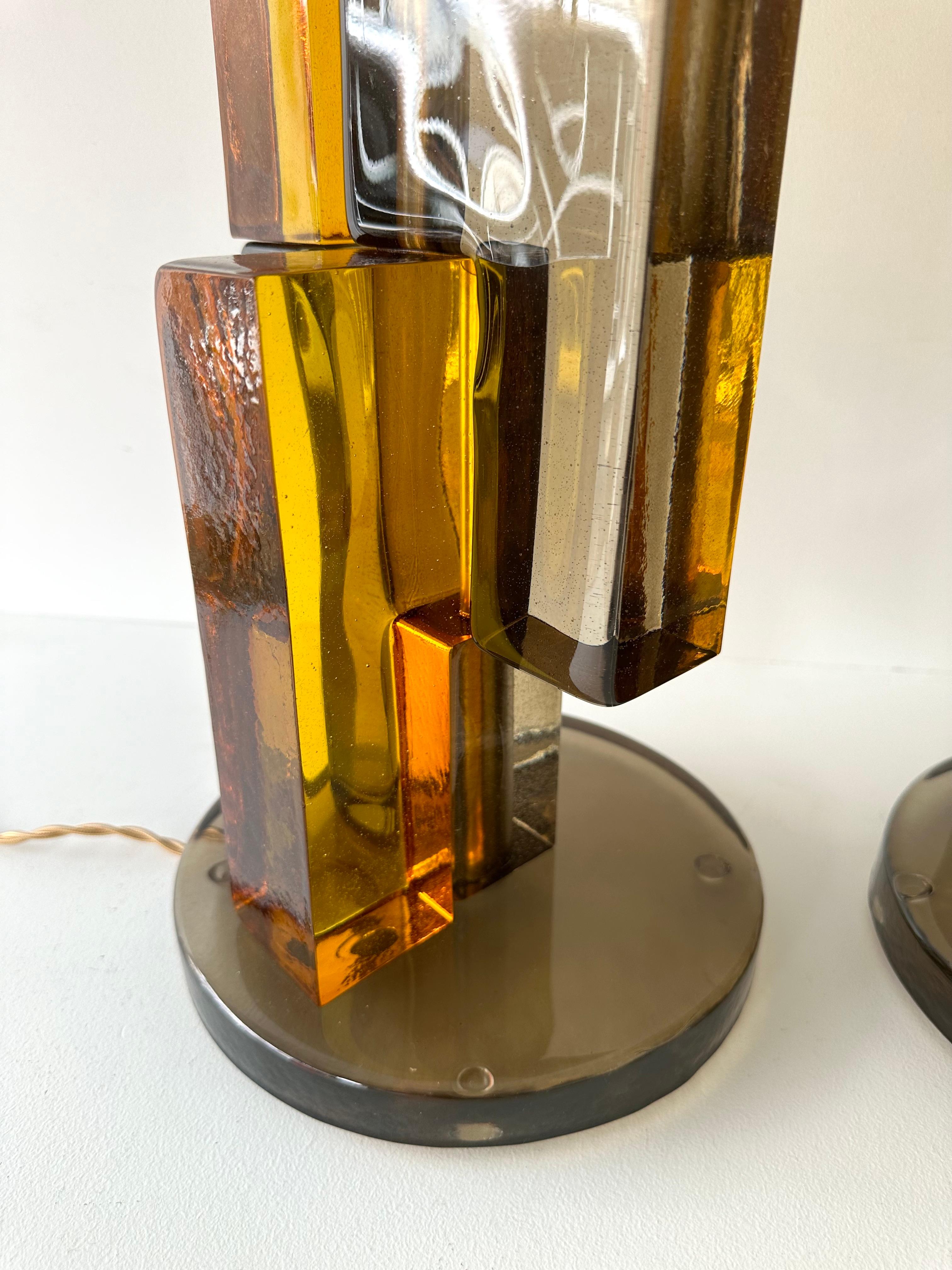 Pareja de lámparas contemporáneas de cristal de Murano cúbico ahumado y latón, Italia Italiano en venta