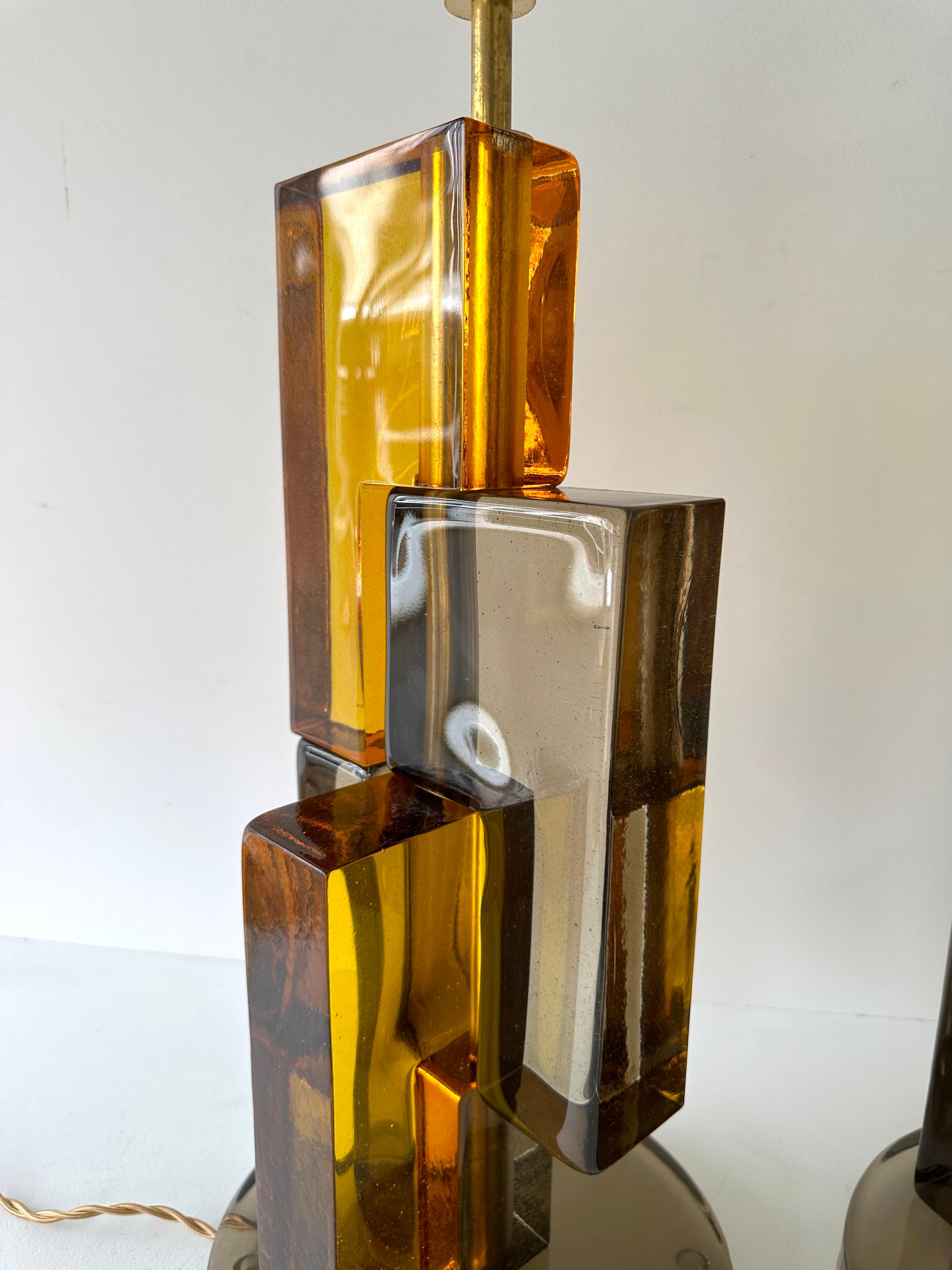 Pareja de lámparas contemporáneas de cristal de Murano cúbico ahumado y latón, Italia Presionado en venta