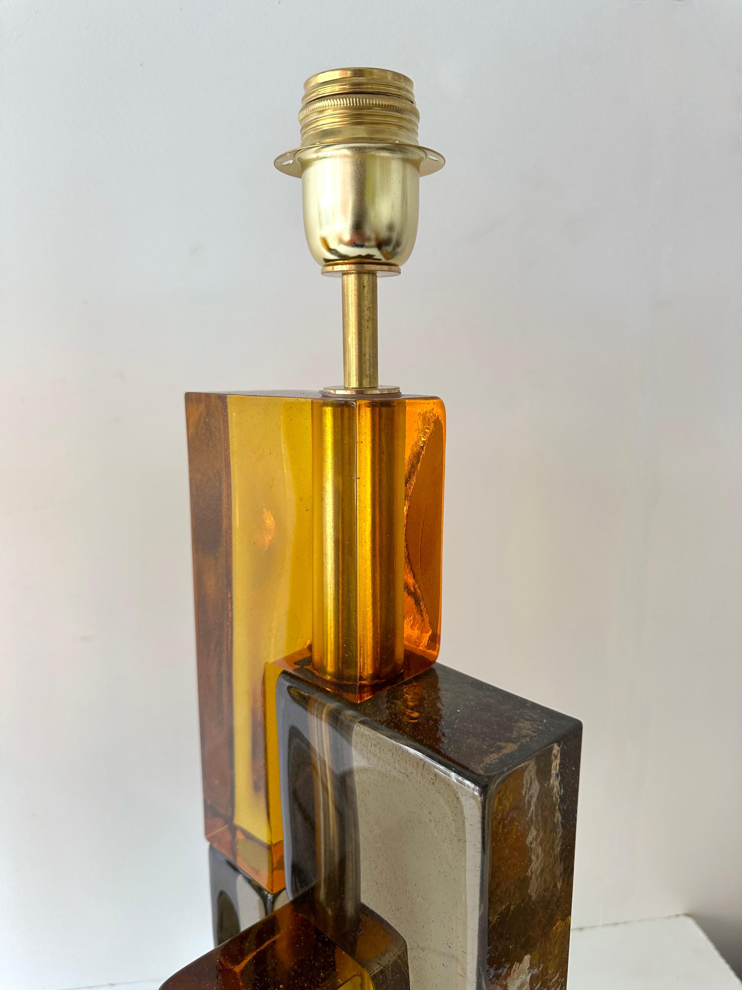 Pareja de lámparas contemporáneas de cristal de Murano cúbico ahumado y latón, Italia en Nuevo estado para la venta en SAINT-OUEN, FR
