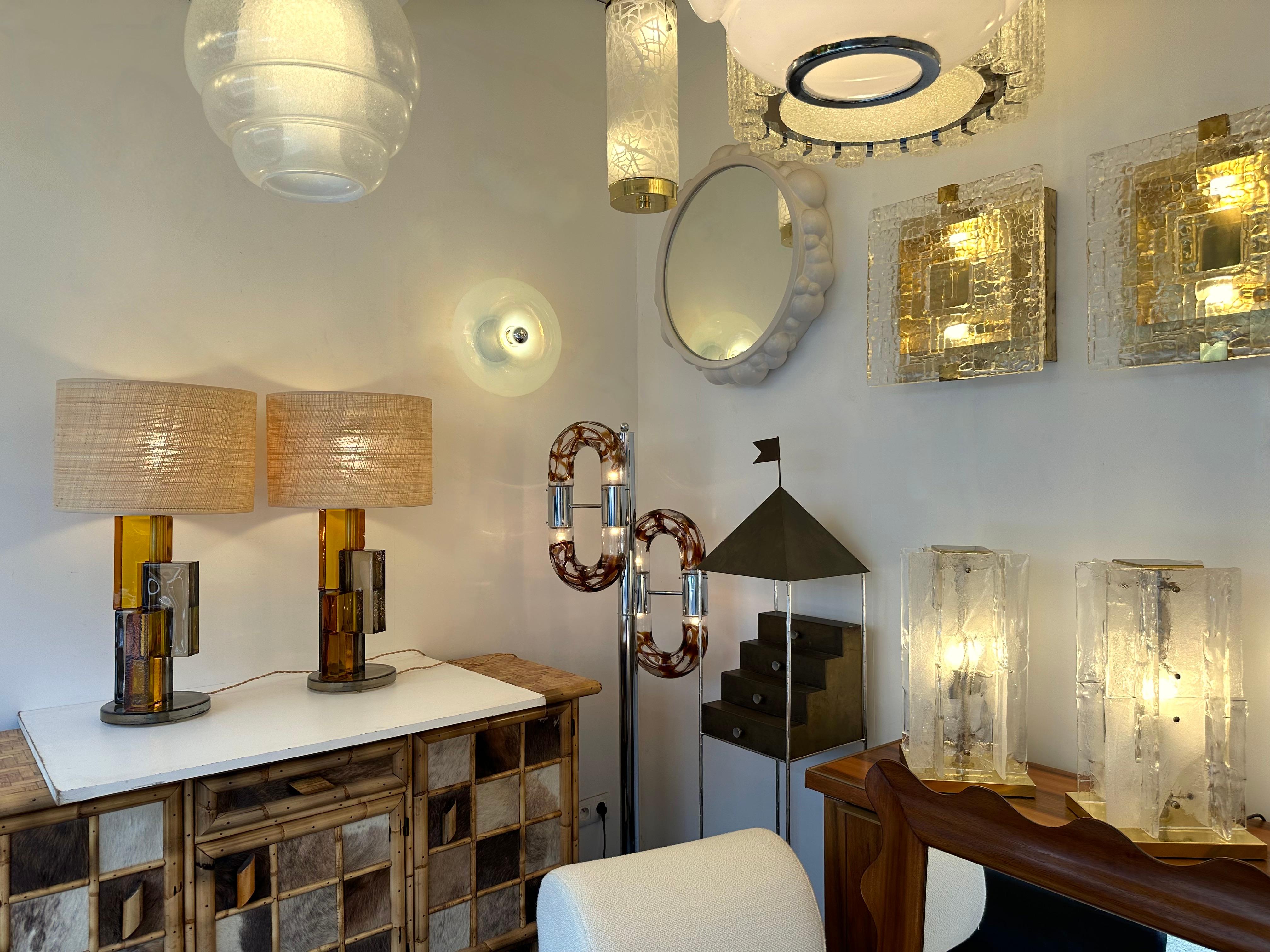Pareja de lámparas contemporáneas de cristal de Murano cúbico ahumado y latón, Italia Siglo XXI y contemporáneo en venta