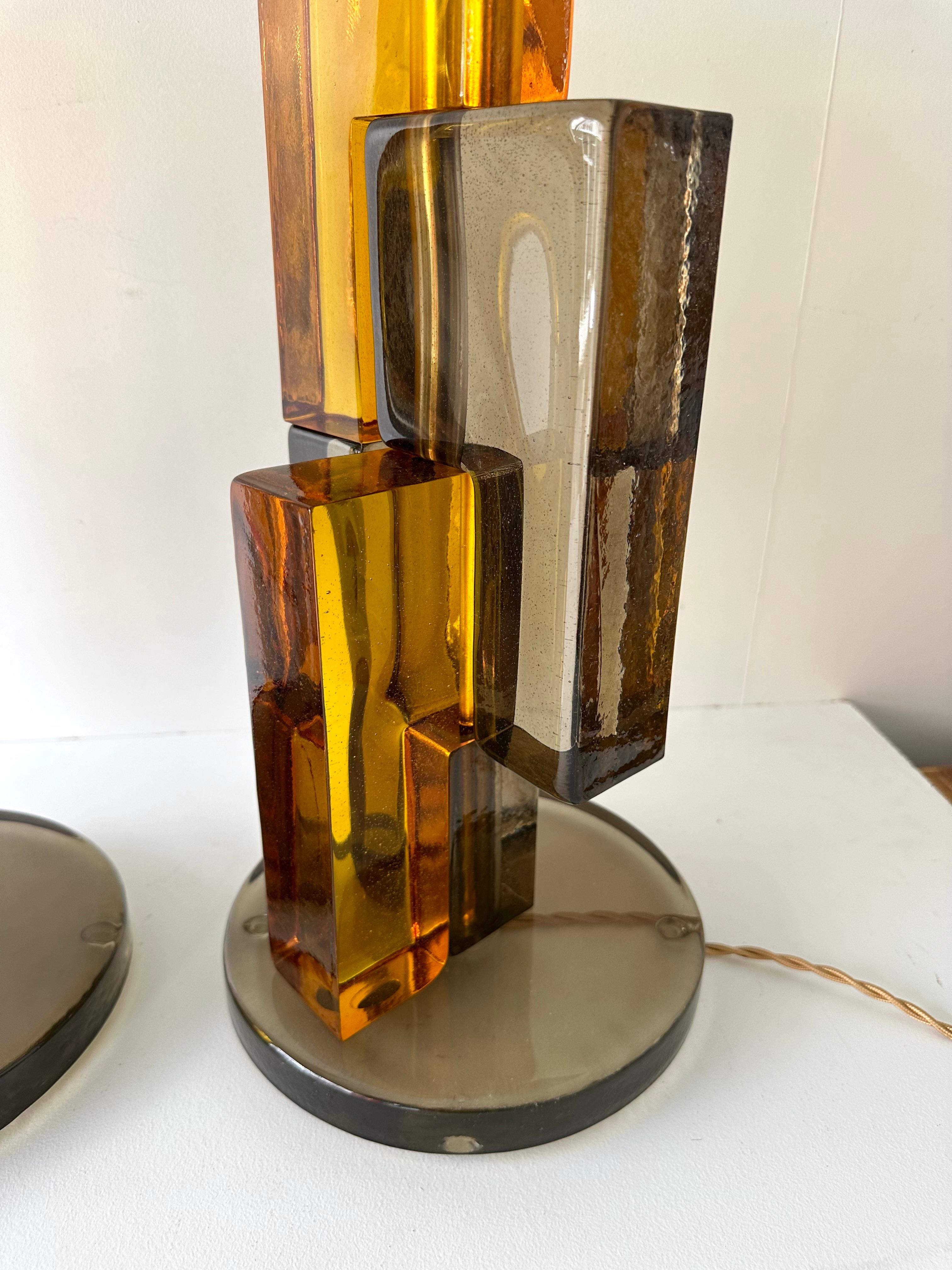 Pareja de lámparas contemporáneas de cristal de Murano cúbico ahumado y latón, Italia Latón en venta