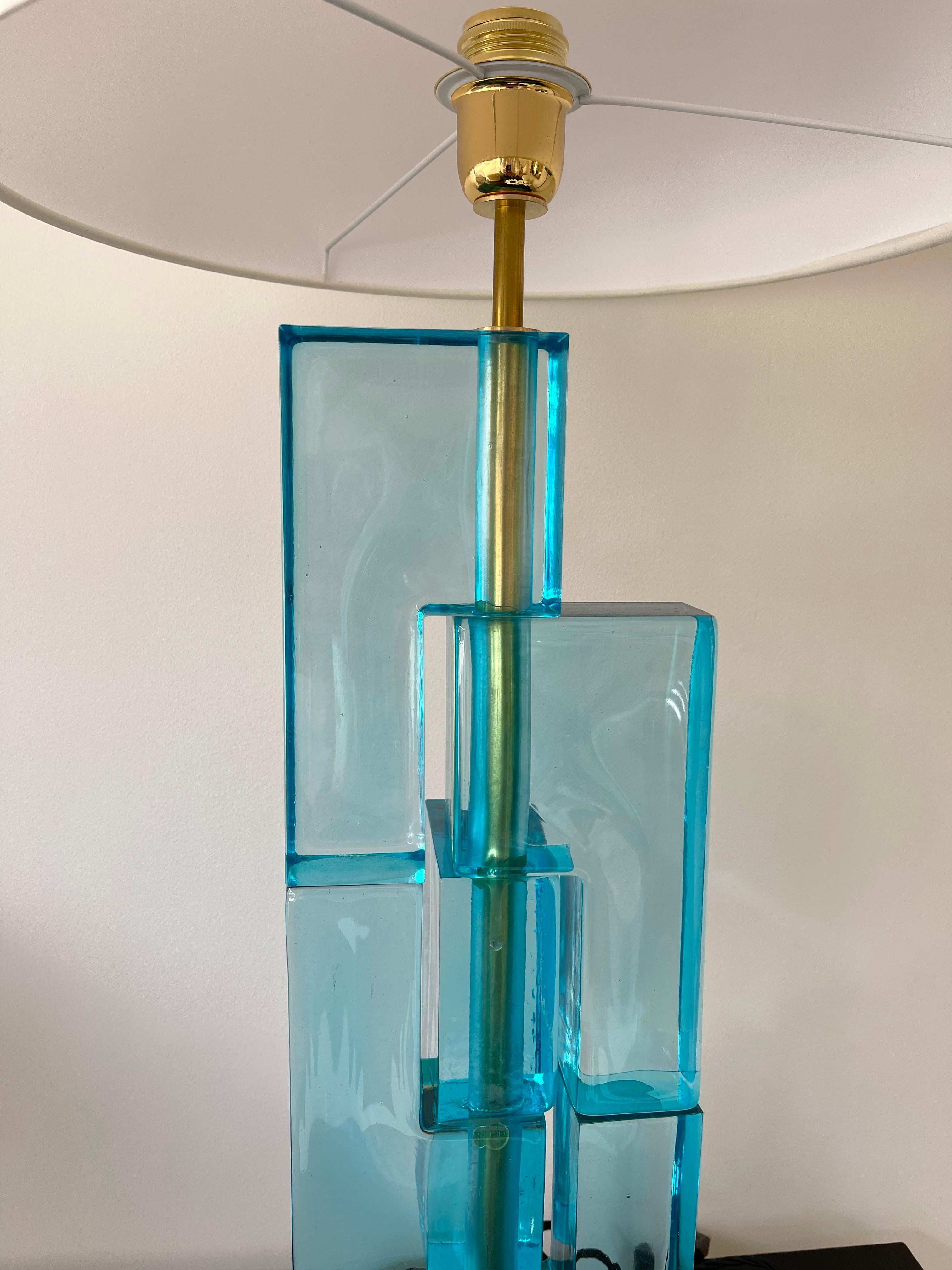 Zeitgenössisches Lampenpaar, blaues Lagunenglas, kubisches Muranoglas und Messing, Italien im Angebot 2
