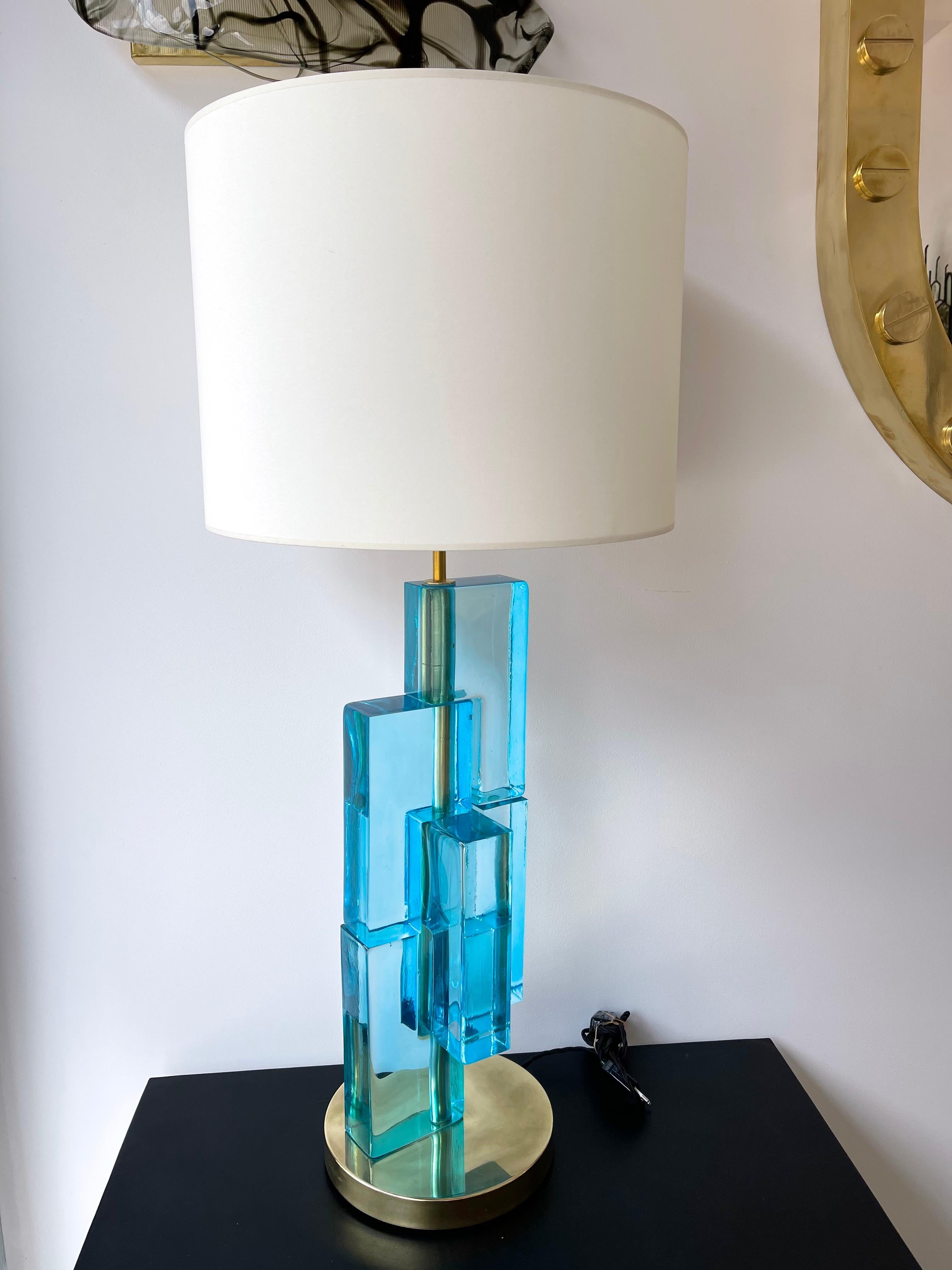 Zeitgenössisches Lampenpaar, blaues Lagunenglas, kubisches Muranoglas und Messing, Italien im Angebot 3