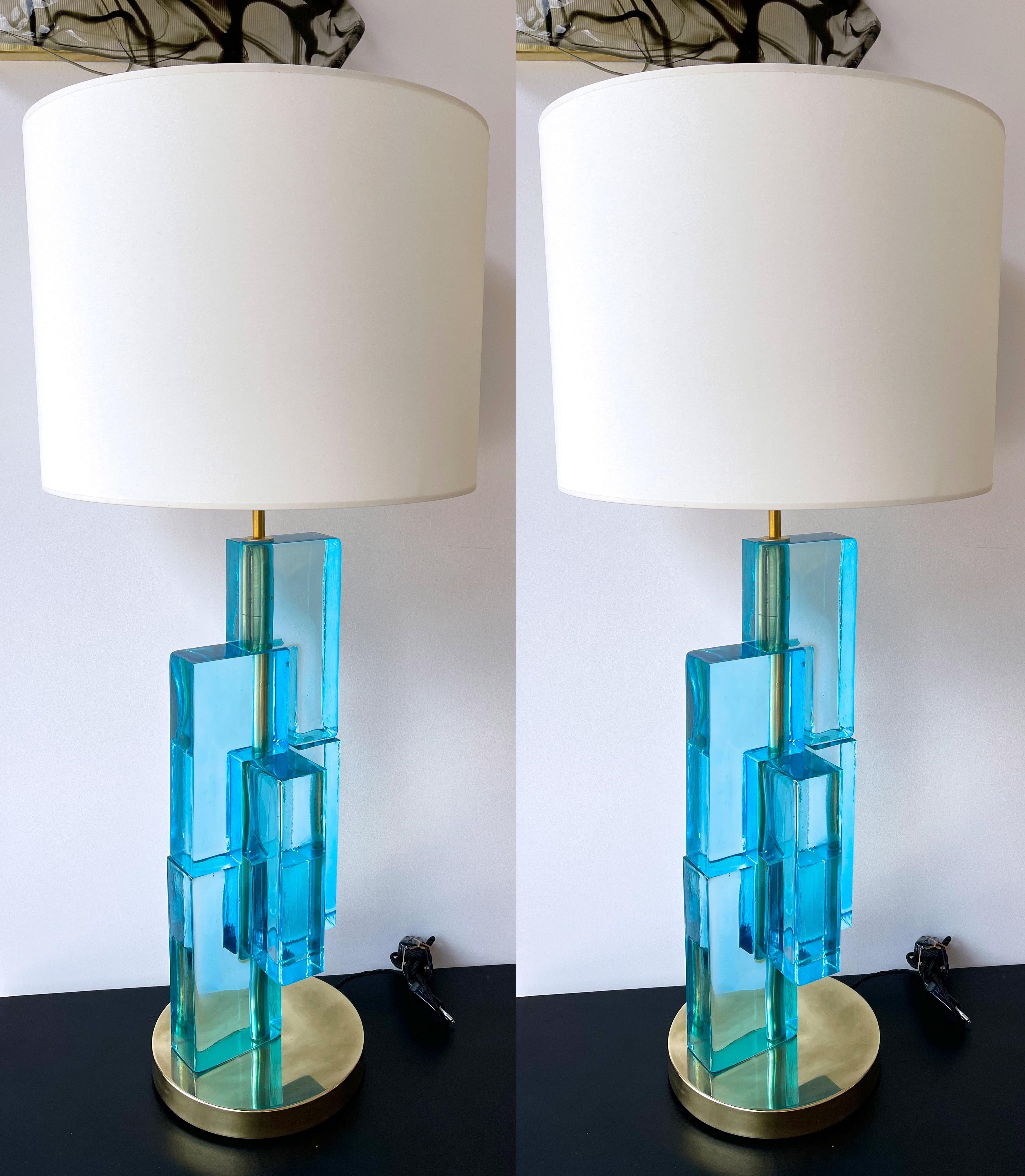 Zeitgenössisches Lampenpaar, blaues Lagunenglas, kubisches Muranoglas und Messing, Italien im Angebot 5