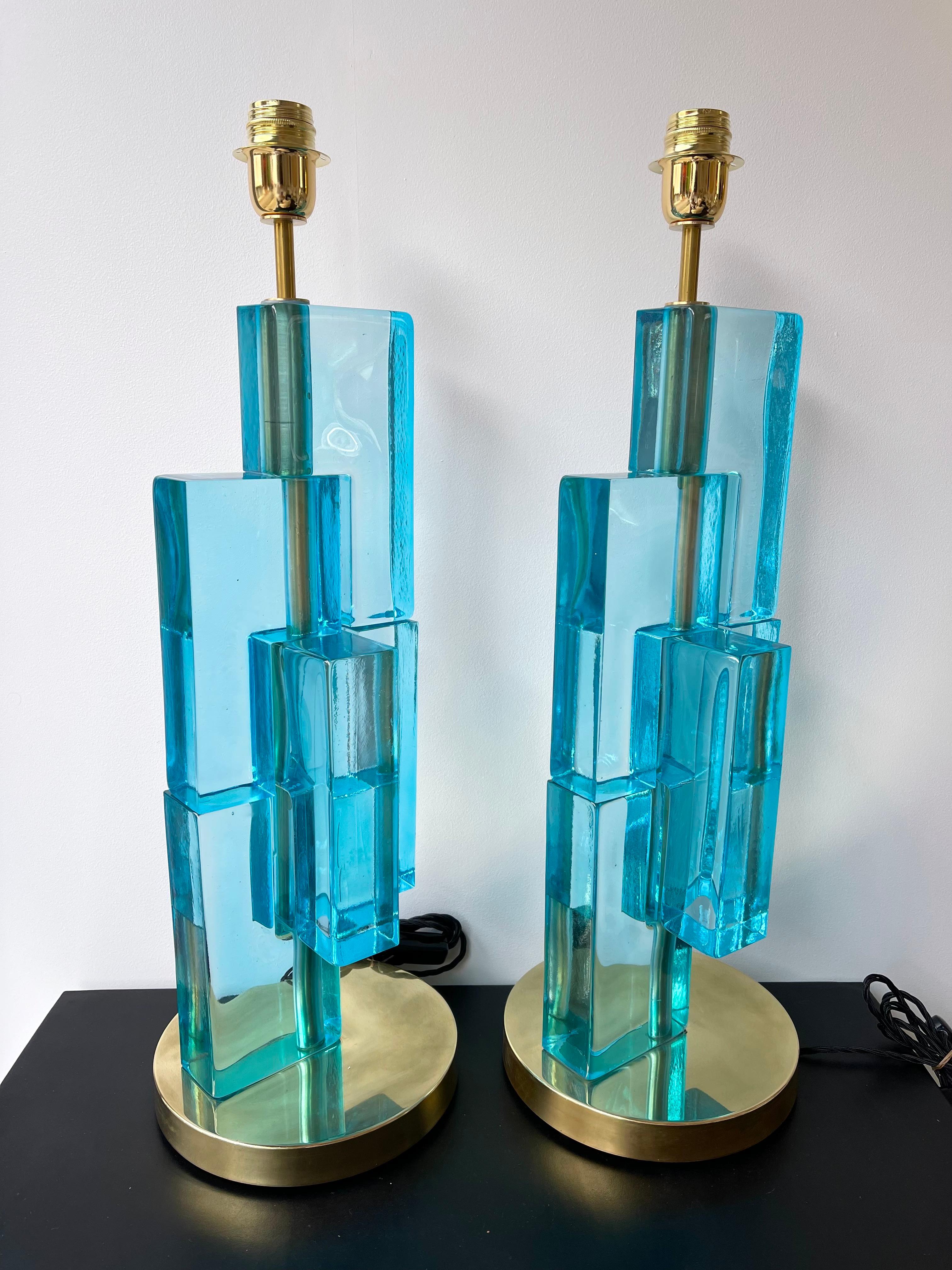 Zeitgenössisches Lampenpaar, blaues Lagunenglas, kubisches Muranoglas und Messing, Italien im Angebot 7