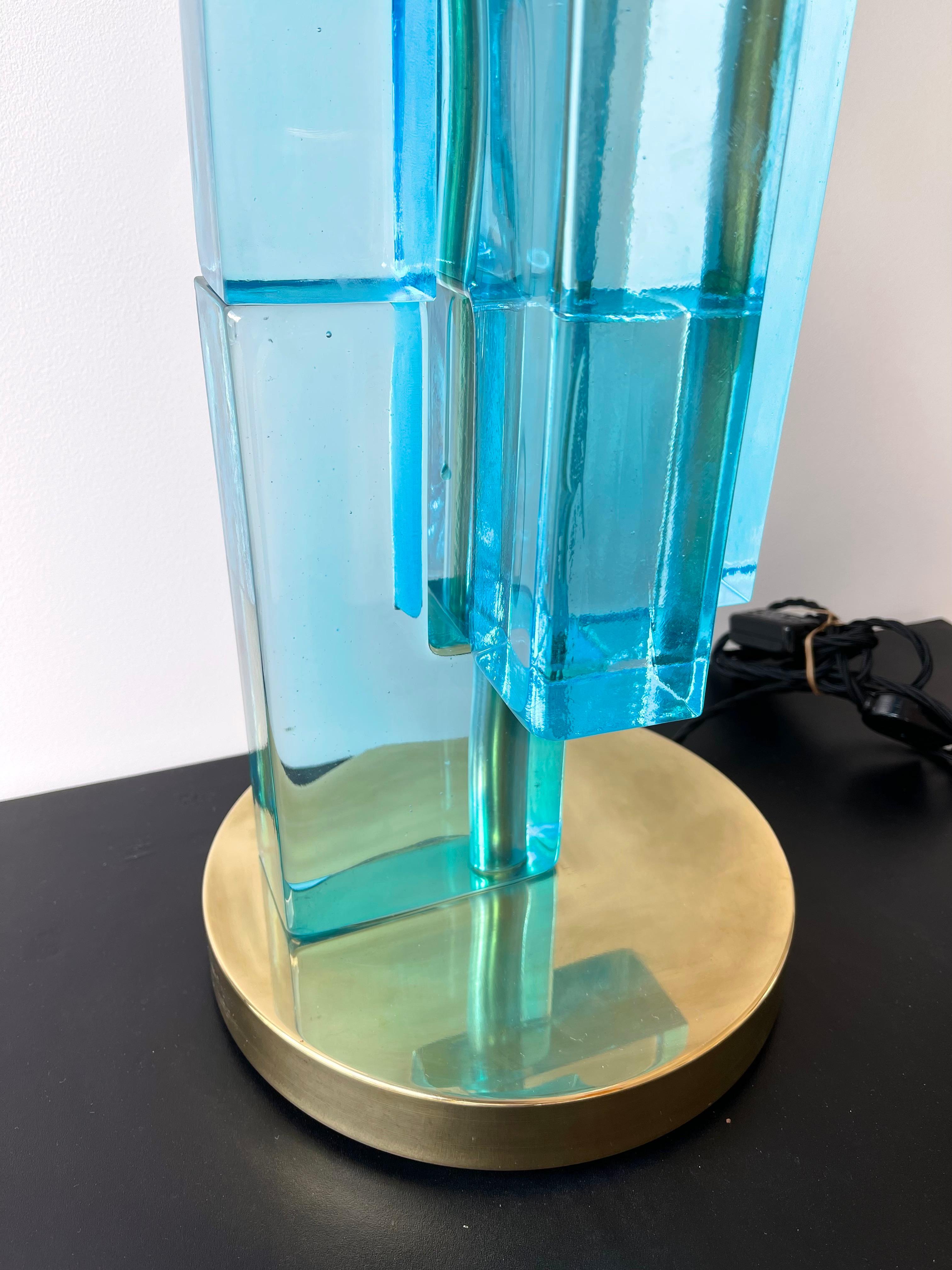 Zeitgenössisches Lampenpaar, blaues Lagunenglas, kubisches Muranoglas und Messing, Italien (Moderne der Mitte des Jahrhunderts) im Angebot