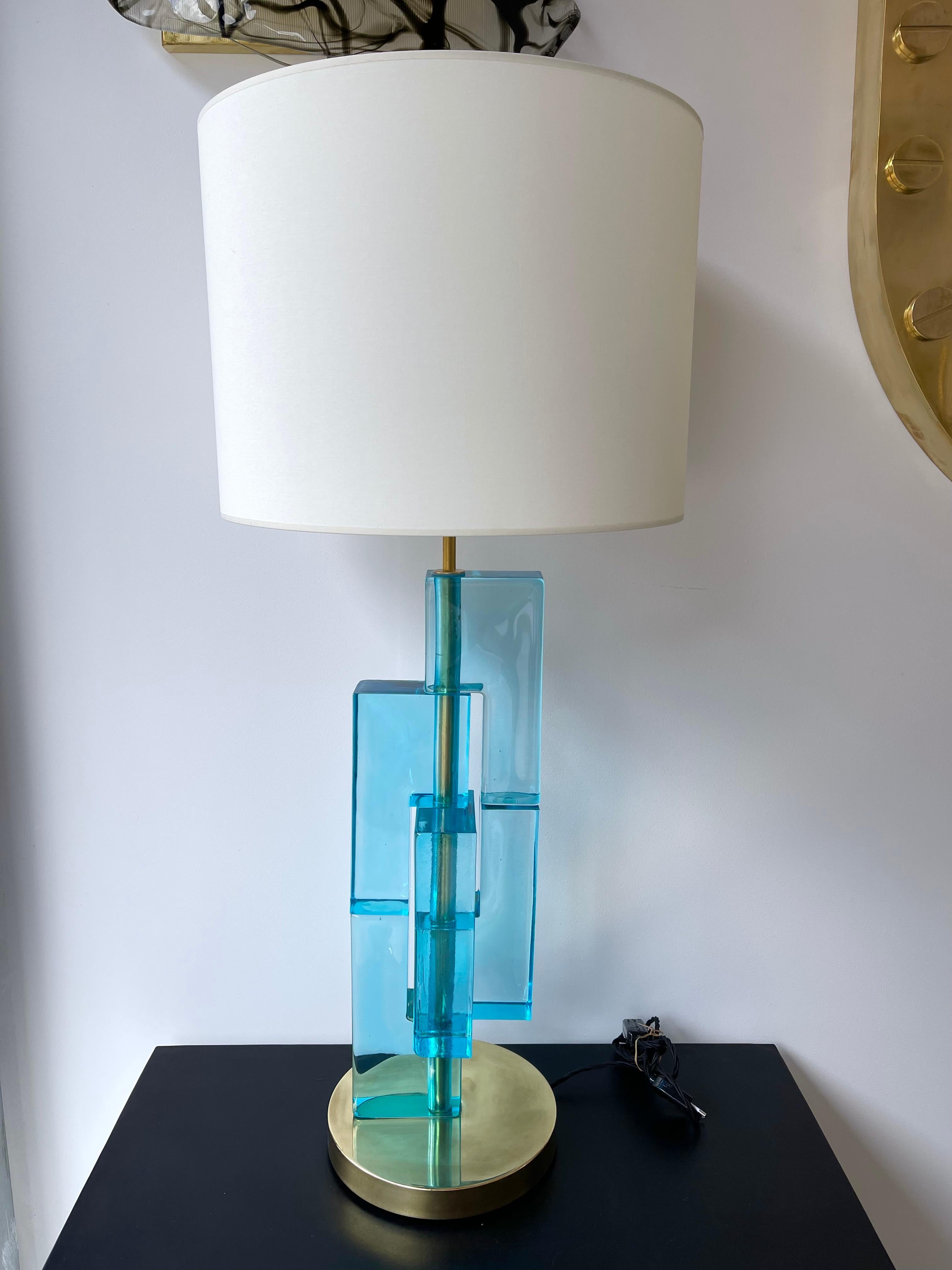 Zeitgenössisches Lampenpaar, blaues Lagunenglas, kubisches Muranoglas und Messing, Italien (Gepresst) im Angebot