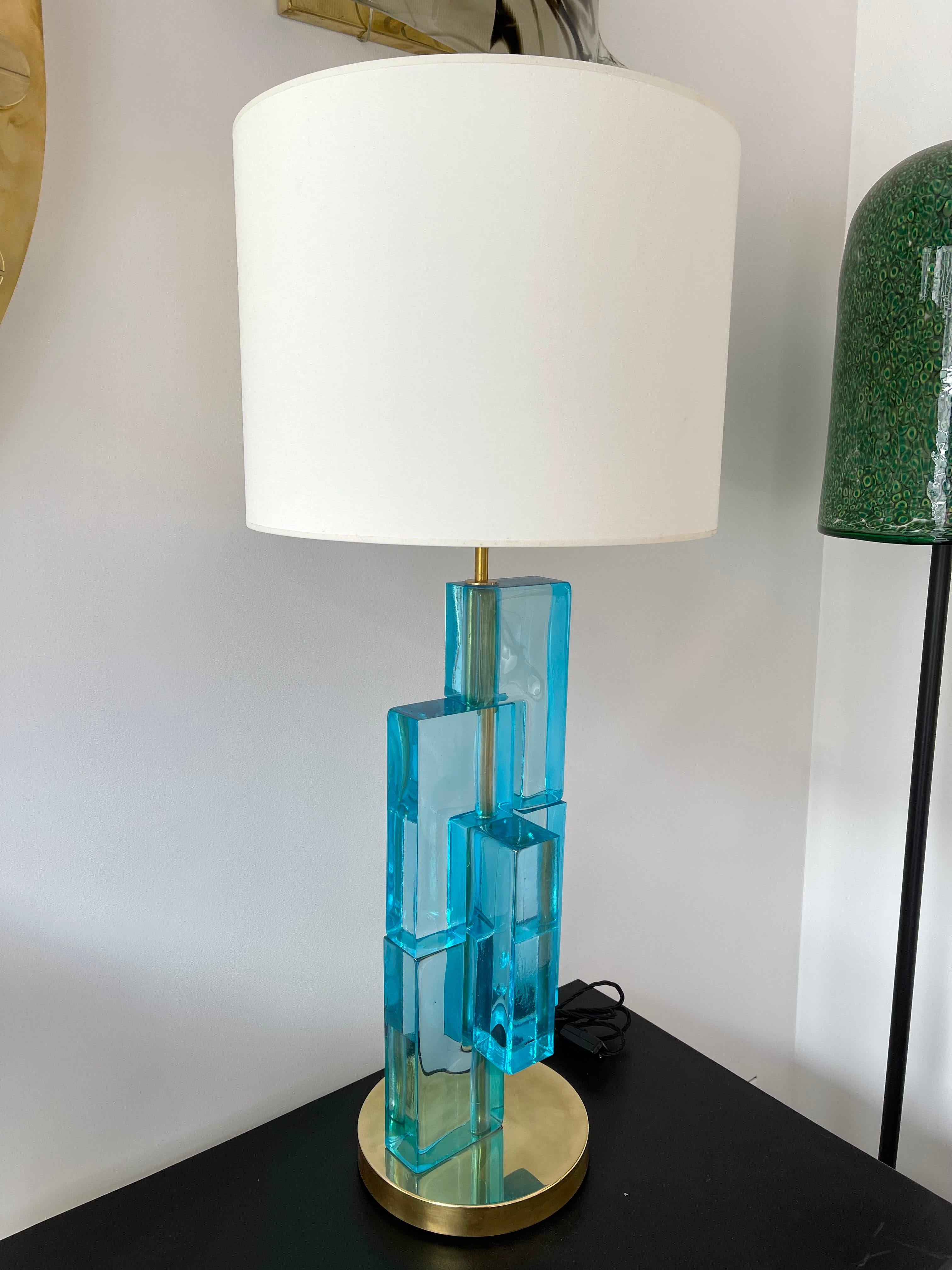 Zeitgenössisches Lampenpaar, blaues Lagunenglas, kubisches Muranoglas und Messing, Italien im Zustand „Neu“ im Angebot in SAINT-OUEN, FR