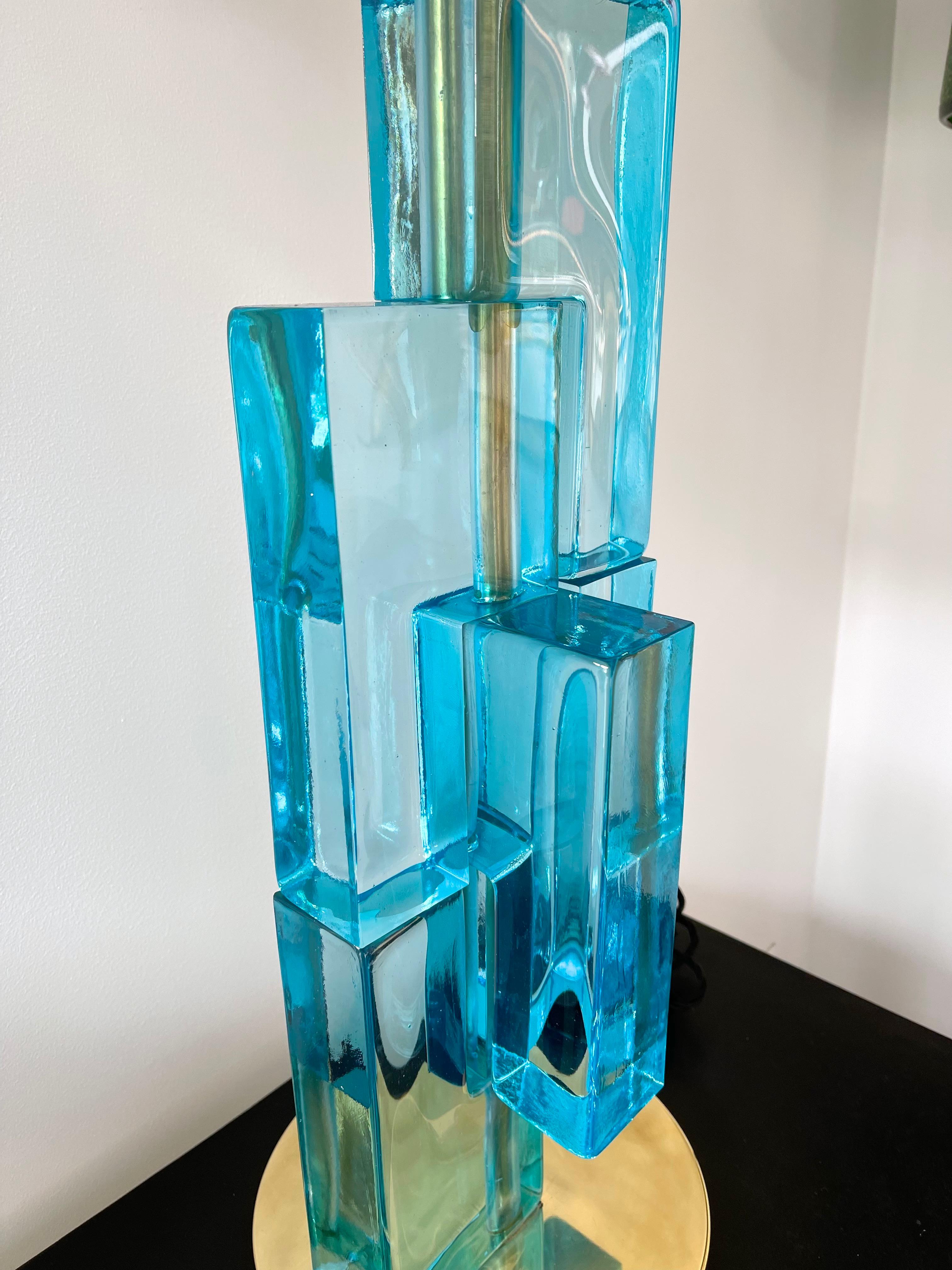 Zeitgenössisches Lampenpaar, blaues Lagunenglas, kubisches Muranoglas und Messing, Italien (Glas) im Angebot