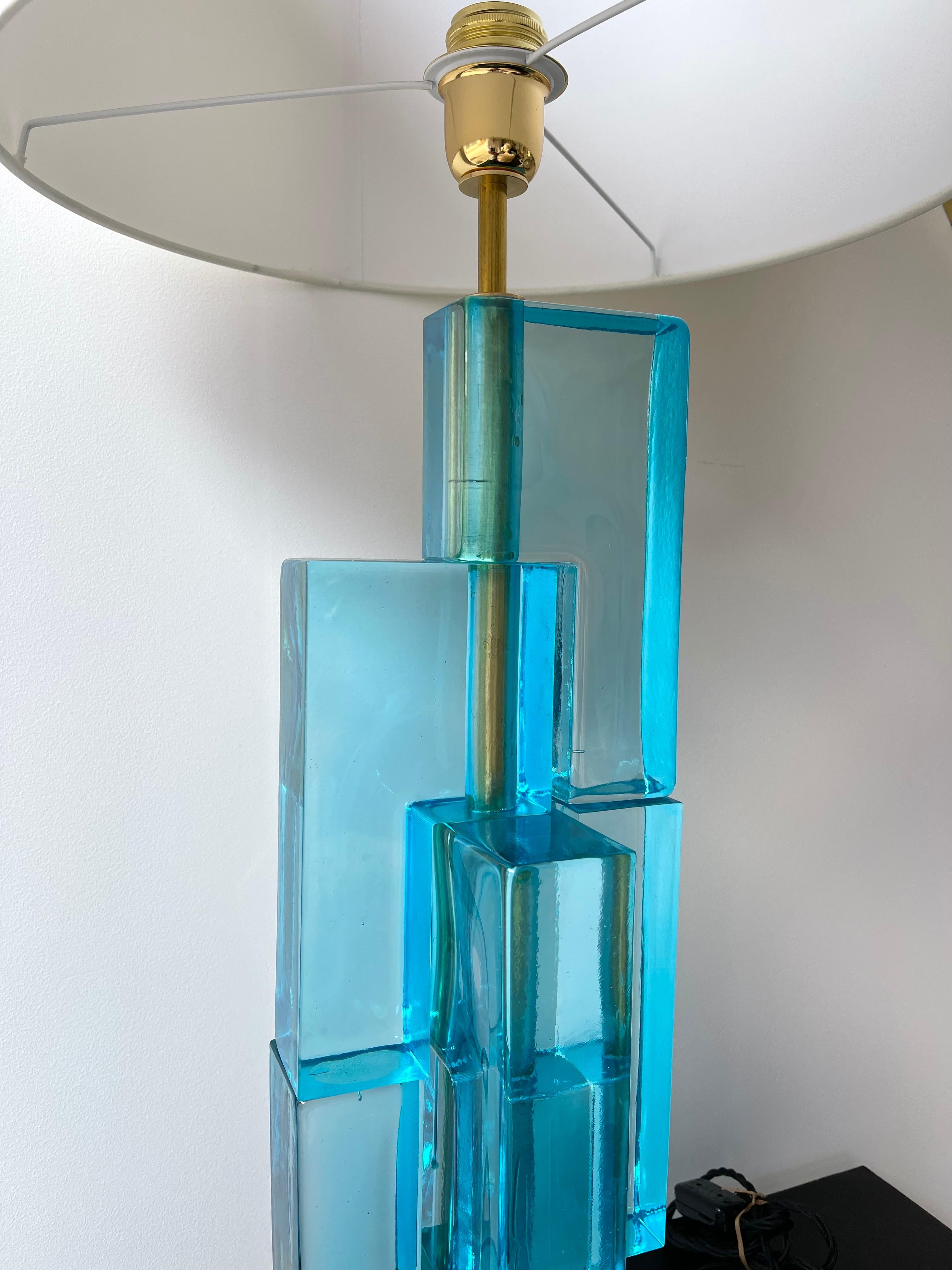 Zeitgenössisches Lampenpaar, blaues Lagunenglas, kubisches Muranoglas und Messing, Italien im Angebot 1