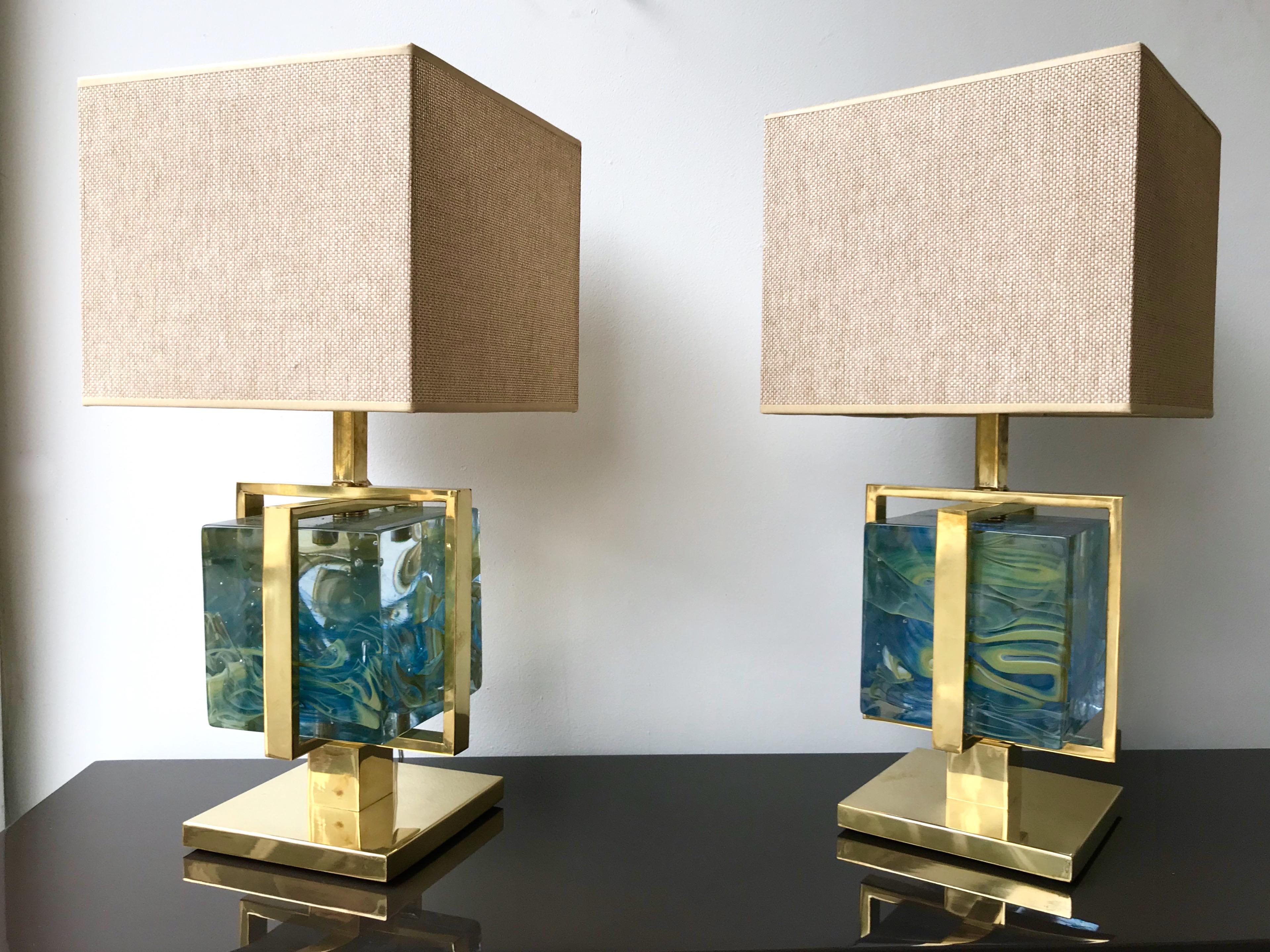Sehr frisches Paar Messing-Käfiglampen mit einem beeindruckenden und massiven blauen Murano-Pressglas-Würfel. Maße: Höhe oben auf der Lampe 43 cm. Vorführschirme sind nicht enthalten. Im Stil von Mazzega, Poliarte, Venini, Vistosi, La Murrina, Carlo