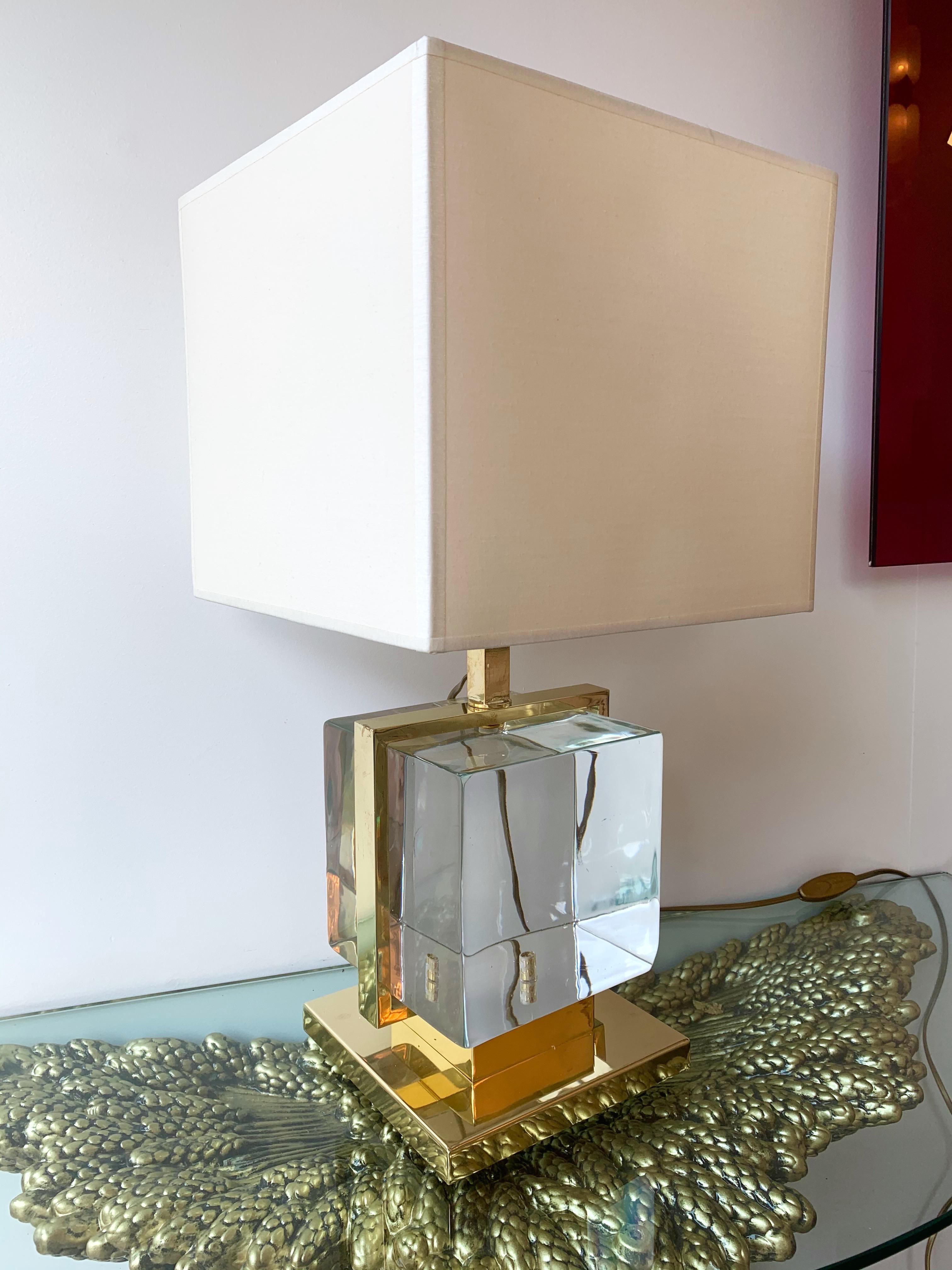 Very fresh pair of brass cage lamps with an impressive and massive color blue Murano pressed glass cube. Measures: Height top of lamp 42 centimeters. Demonstration shades not included. In the style of Mazzega, Poliarte, Venini, Vistosi, La Murrina,