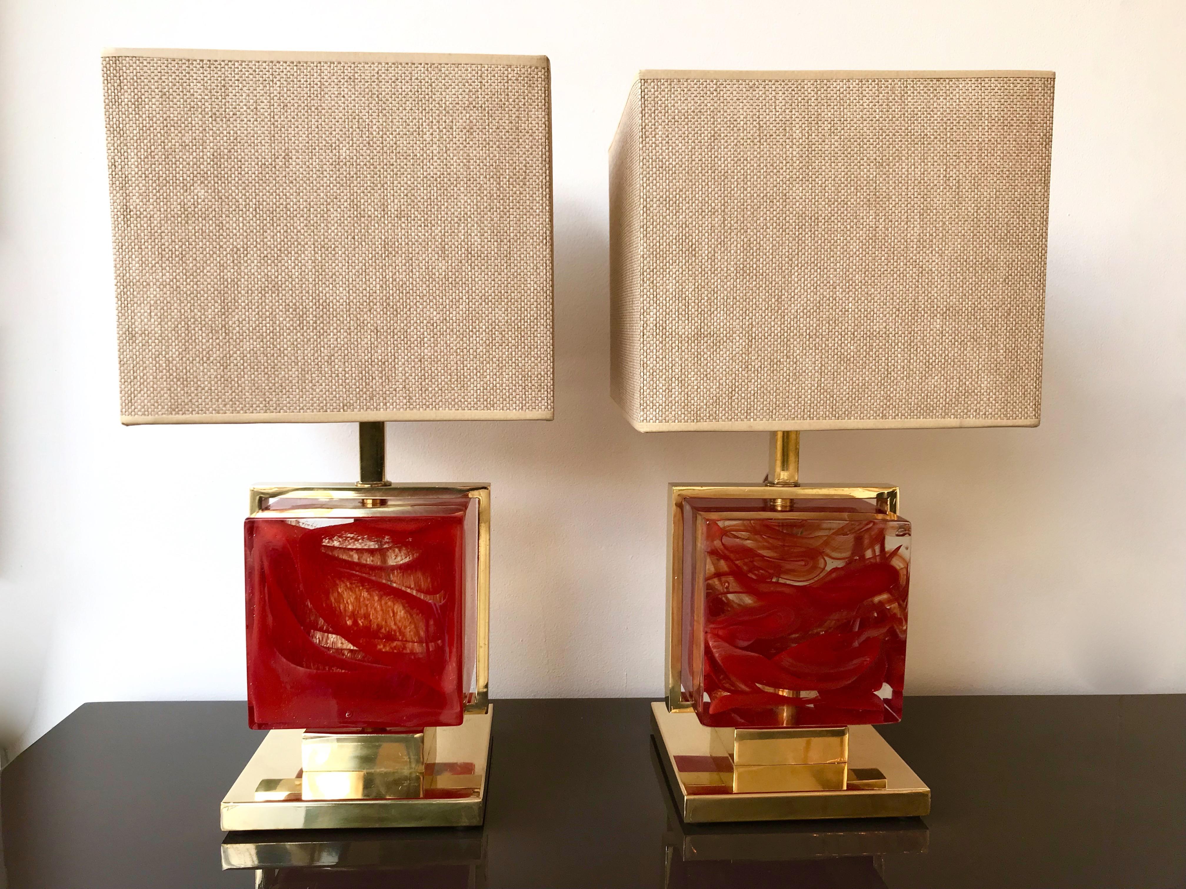 Very fresh pair of brass cage lamps with an impressive and massive blue Murano pressed glass cube. Measures: Height top of lamp 40 cms. Demonstration shades not included. In the style of Mazzega, Poliarte, Venini, Vistosi, La Murrina, Carlo Aldo