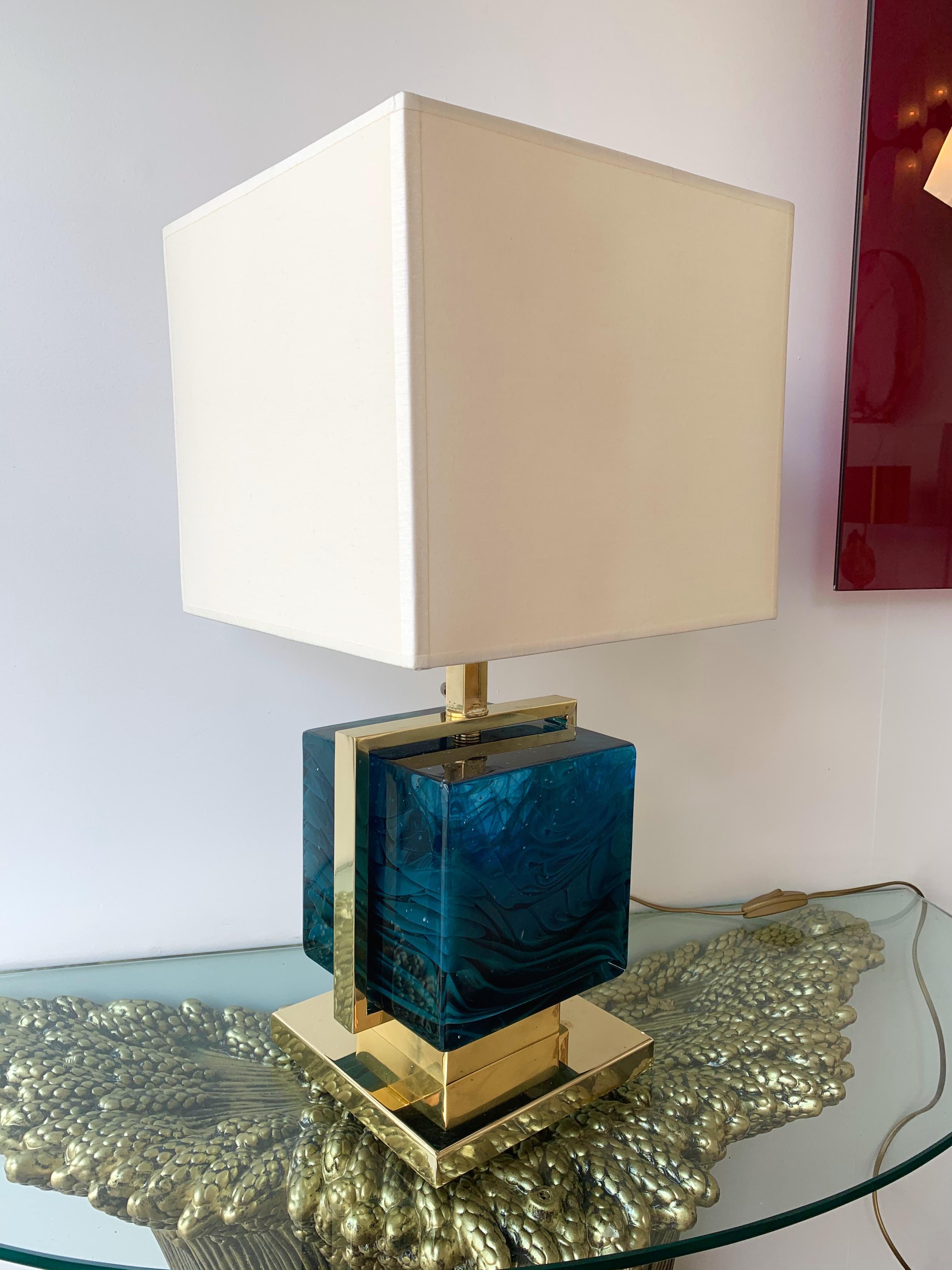 Very fresh pair of brass cage lamps with an impressive and massive blue Murano pressed glass cube. Measures: Height top of lamp 42 centimeters. Demonstration shades not included. In the style of Mazzega, Poliarte, Venini, Vistosi, La Murrina, Carlo