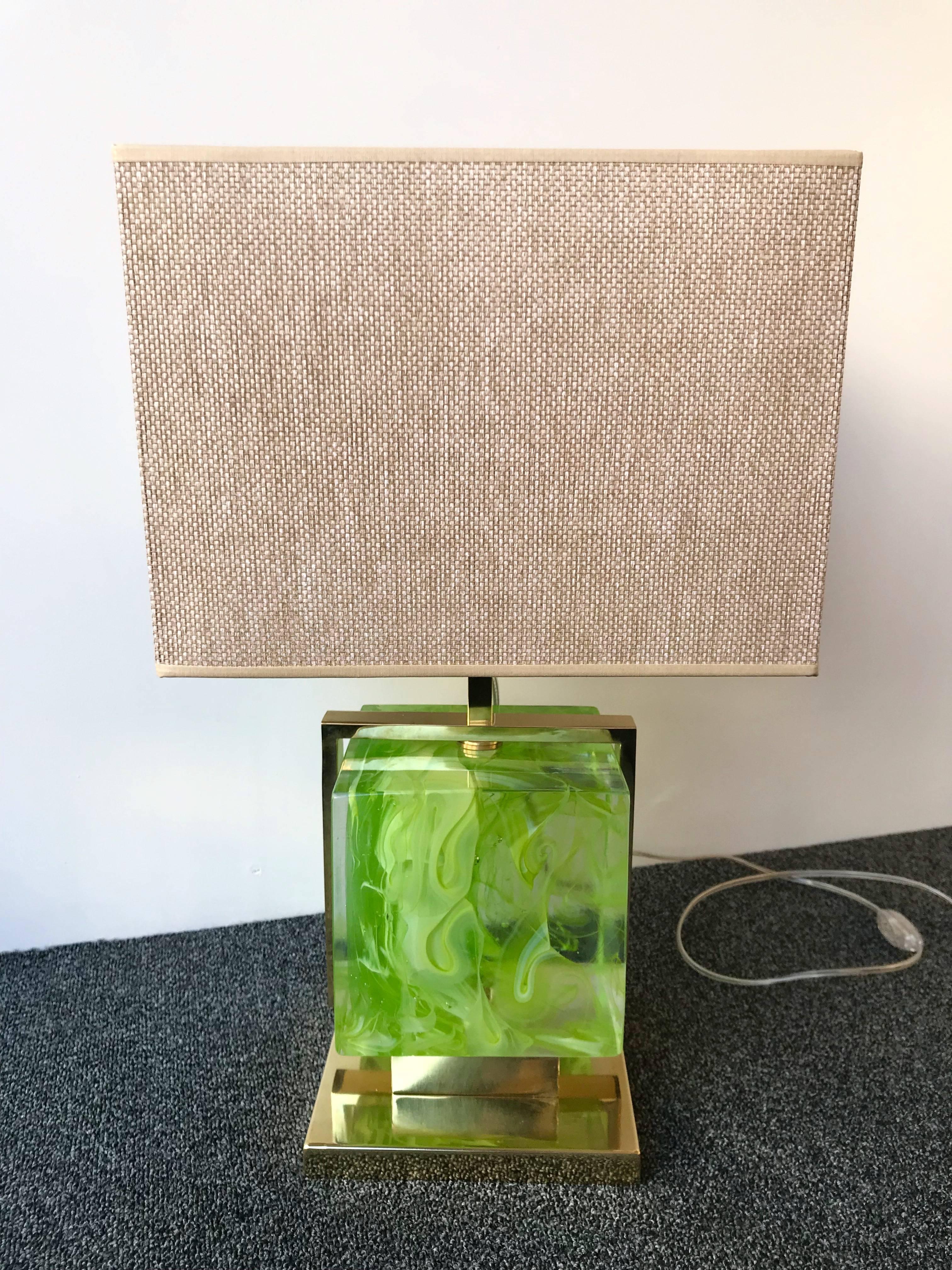 Pressé Paire de lampes contemporaines en laiton, cage, cube en verre de Murano, Italie