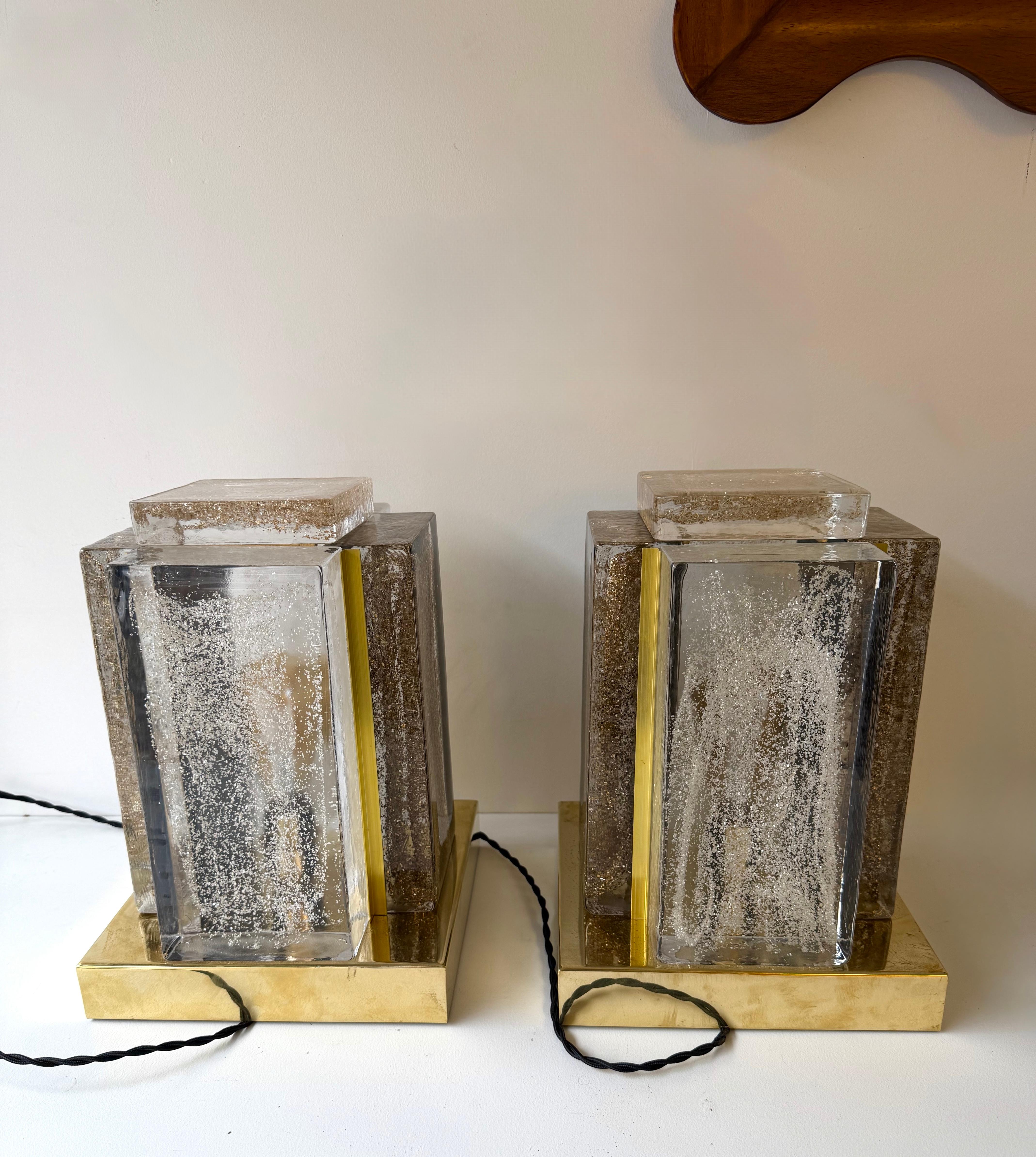 Zeitgenössisches Lampenpaar aus kubischem Muranoglas mit Goldpulver und Messing, Italien im Angebot 5