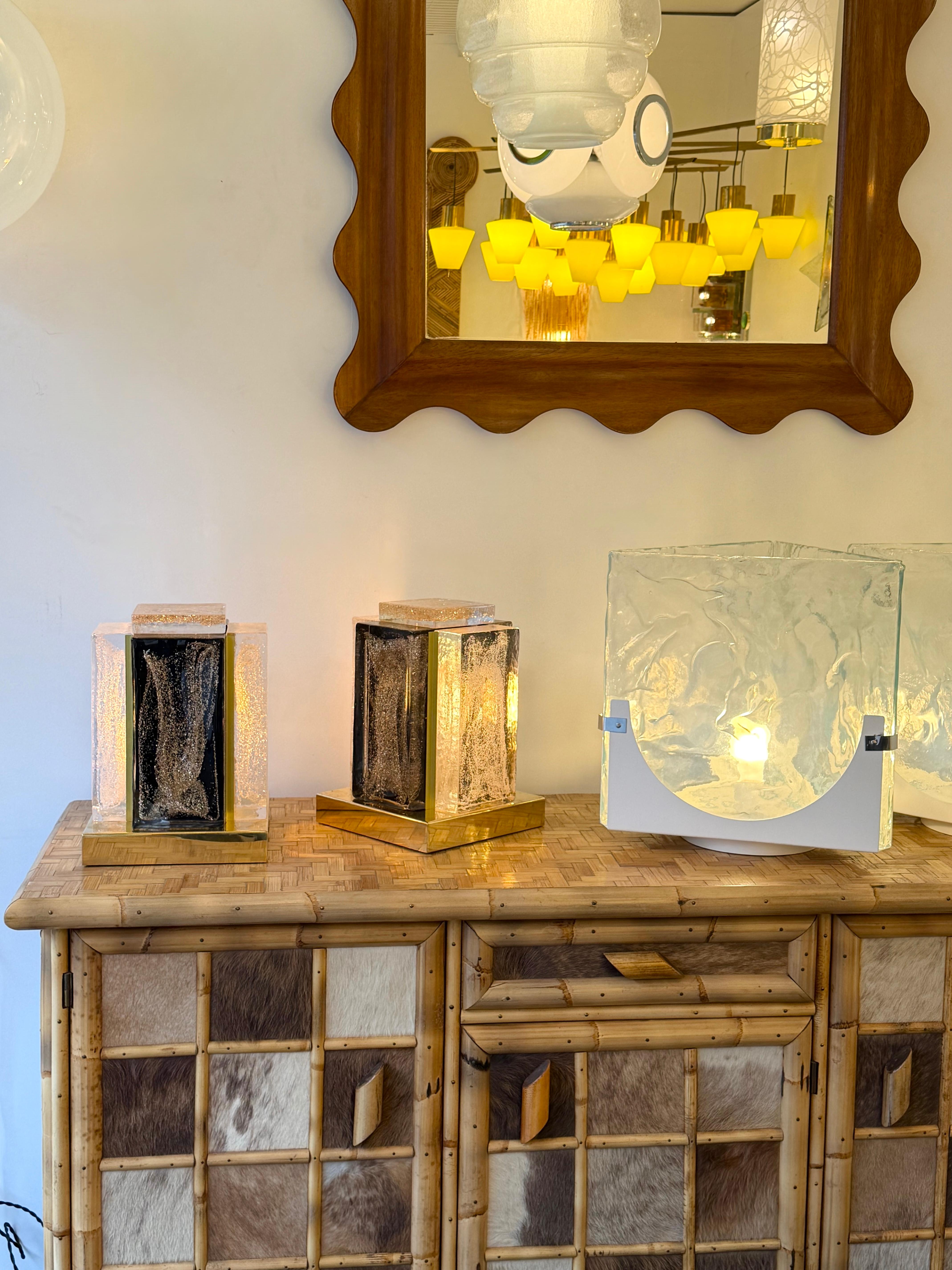Zeitgenössisches Lampenpaar aus kubischem Muranoglas mit Goldpulver und Messing, Italien im Angebot 7