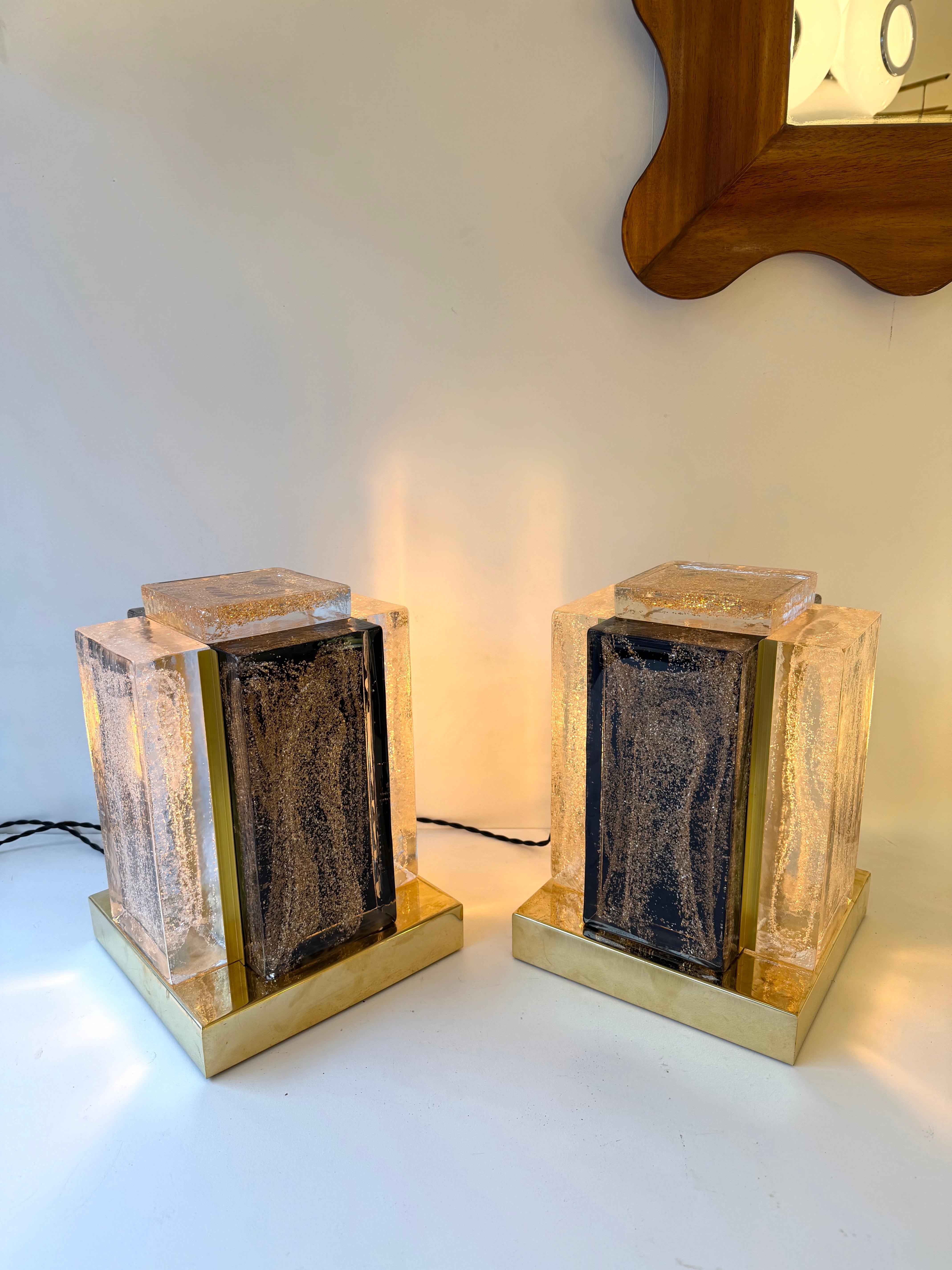 Paar zeitgenössische Tisch-oder Nachttischlampen kubischen gepressten Rauch, klar mit Blattgold Pulver Murano Glasblock Würfel und Messing Basis. Wenig exklusive handwerkliche Produktion. Geringfügige Unvollkommenheiten aufgrund von Handarbeit. Im