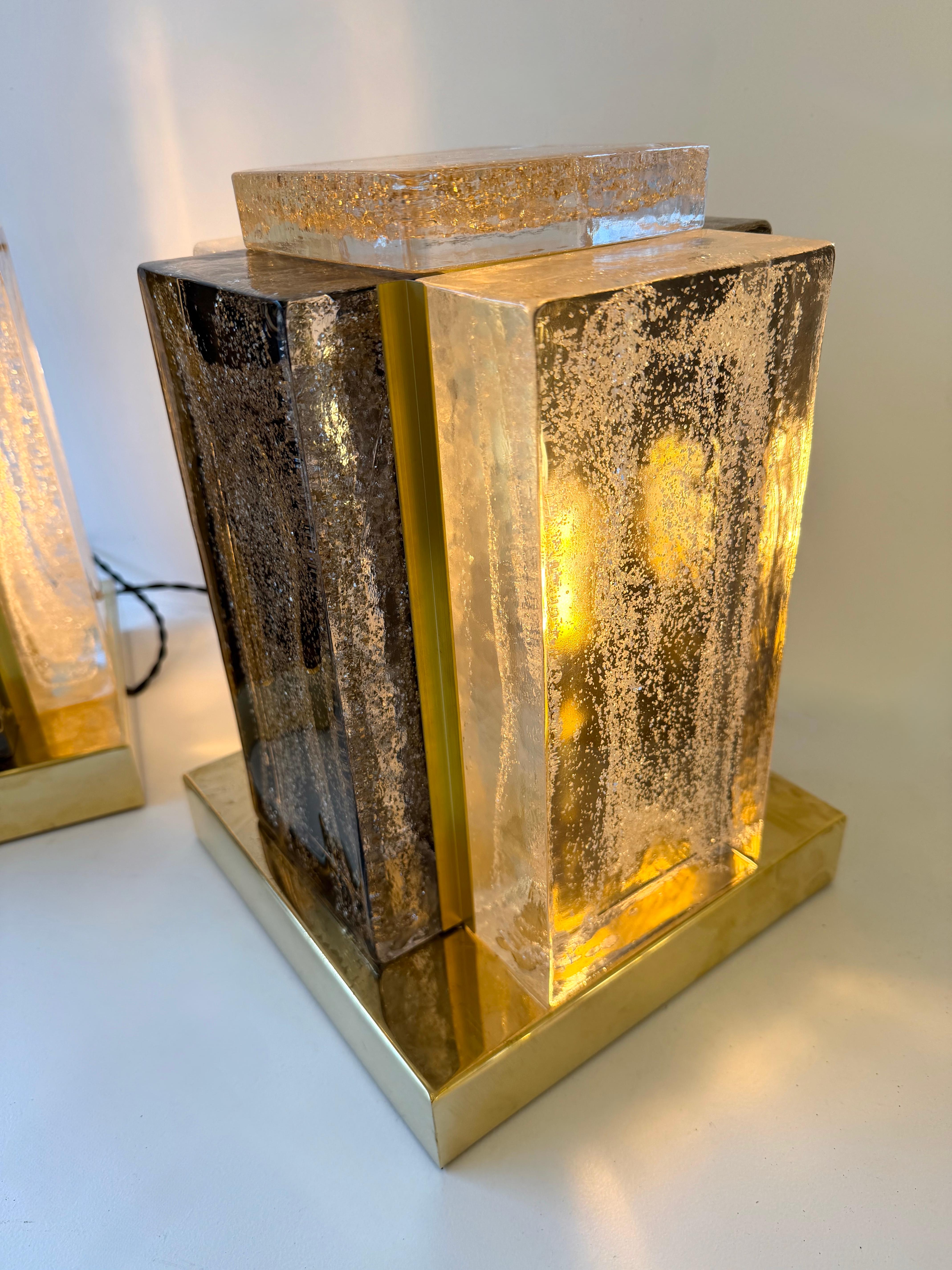 Zeitgenössisches Lampenpaar aus kubischem Muranoglas mit Goldpulver und Messing, Italien (Moderne der Mitte des Jahrhunderts) im Angebot