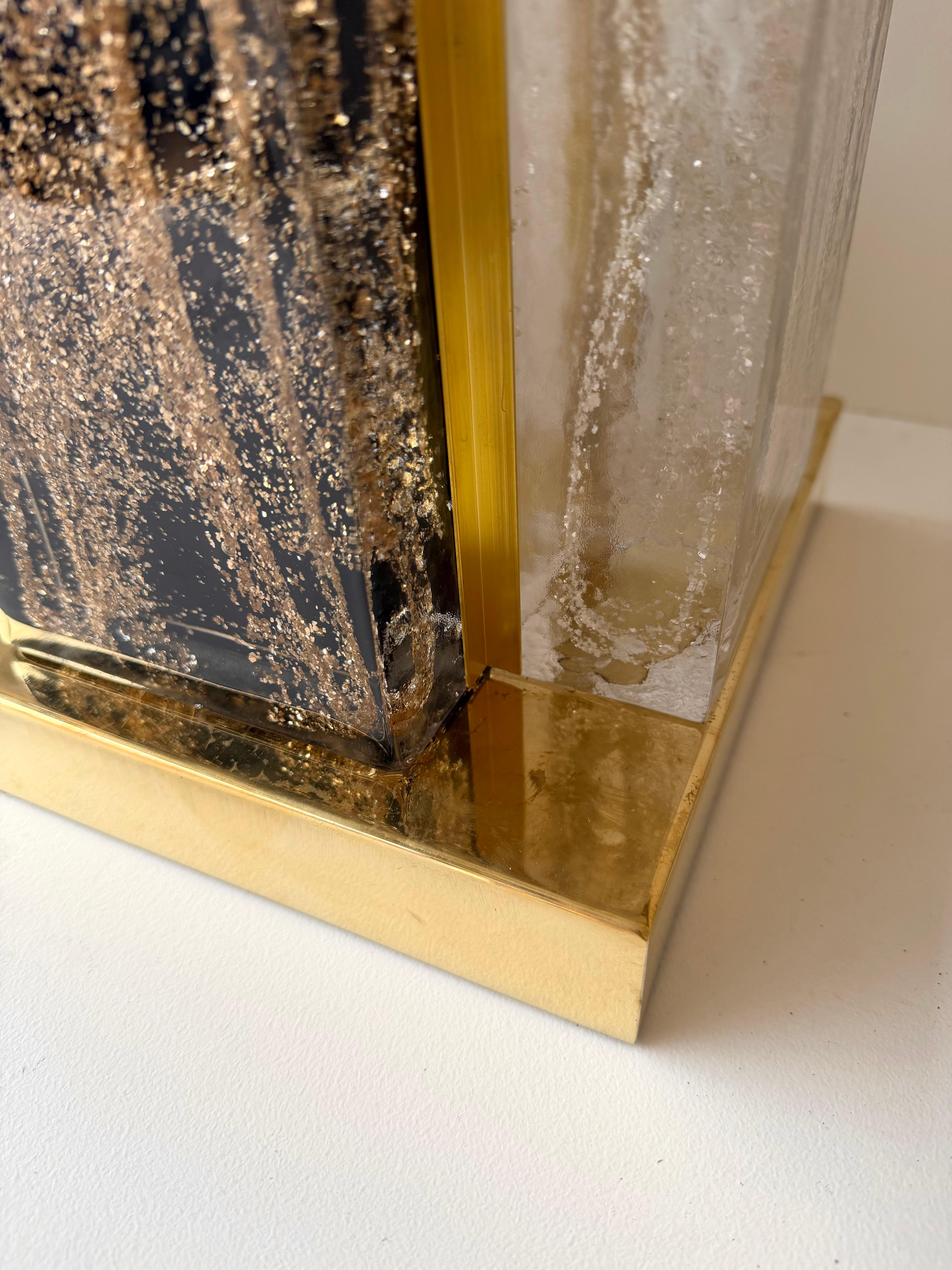 Zeitgenössisches Lampenpaar aus kubischem Muranoglas mit Goldpulver und Messing, Italien (21. Jahrhundert und zeitgenössisch) im Angebot