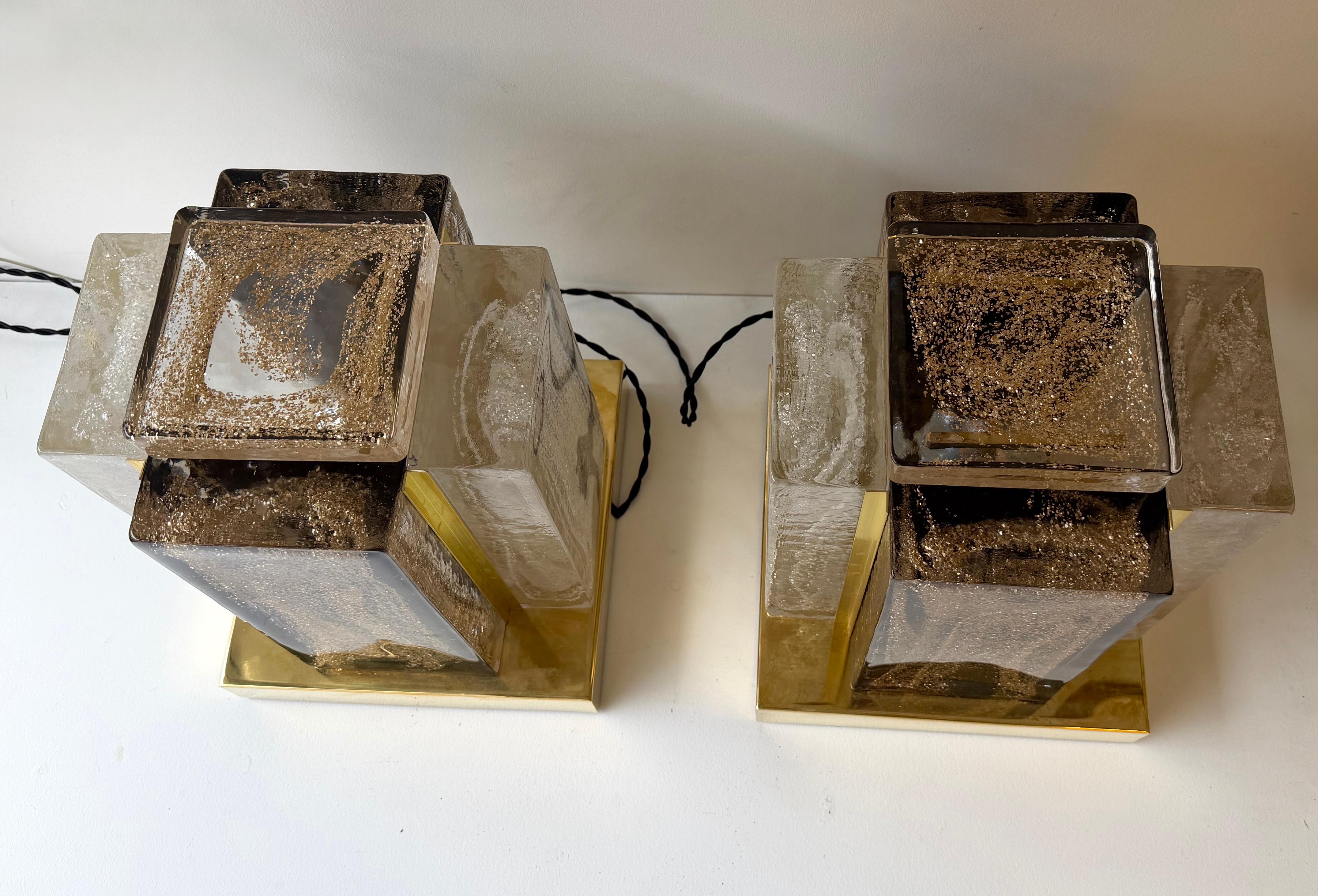 Zeitgenössisches Lampenpaar aus kubischem Muranoglas mit Goldpulver und Messing, Italien im Angebot 2