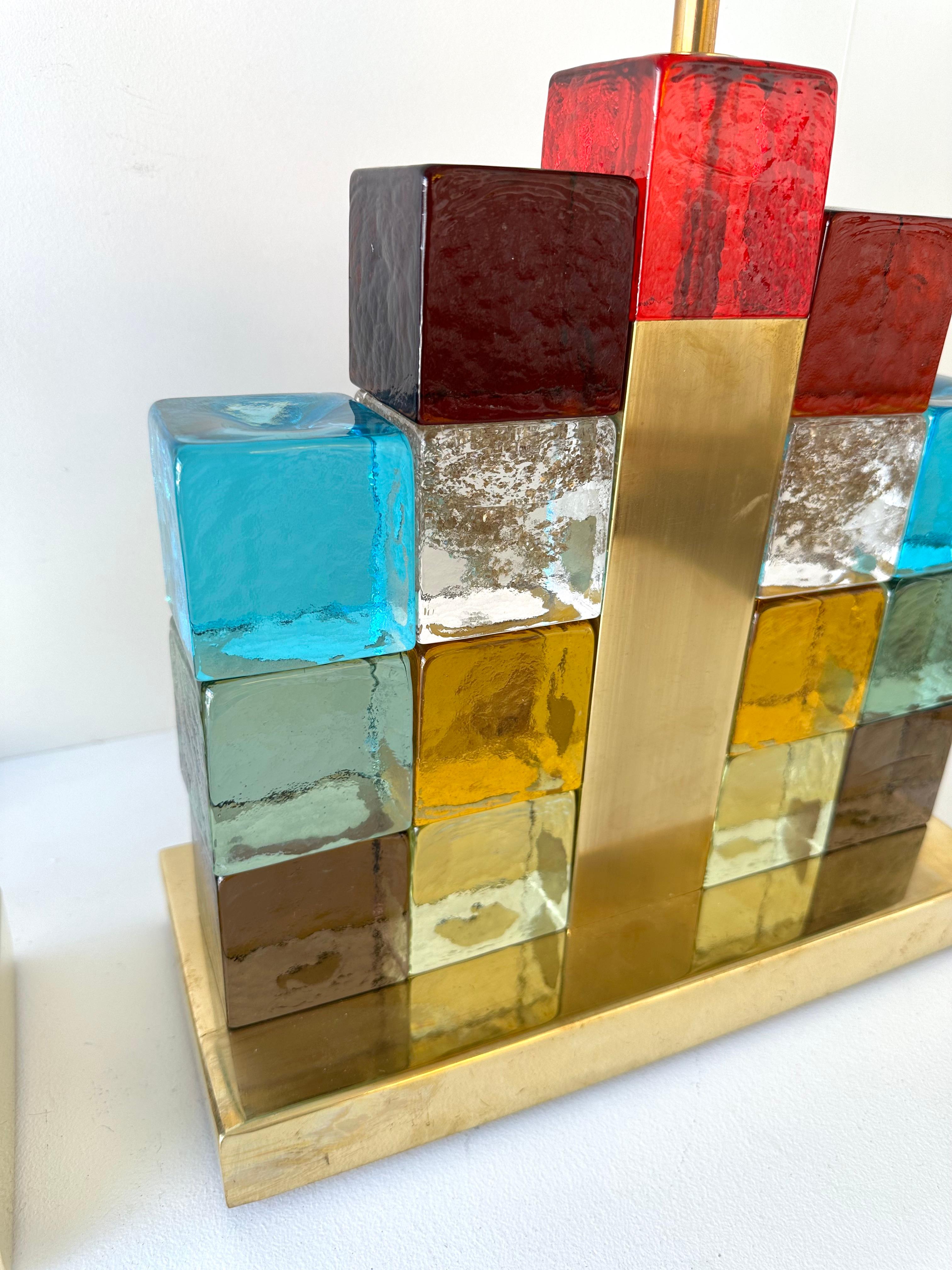 Paire de lampes contemporaines Multicolore Cubique en verre de Murano et laiton, Italie en vente 2