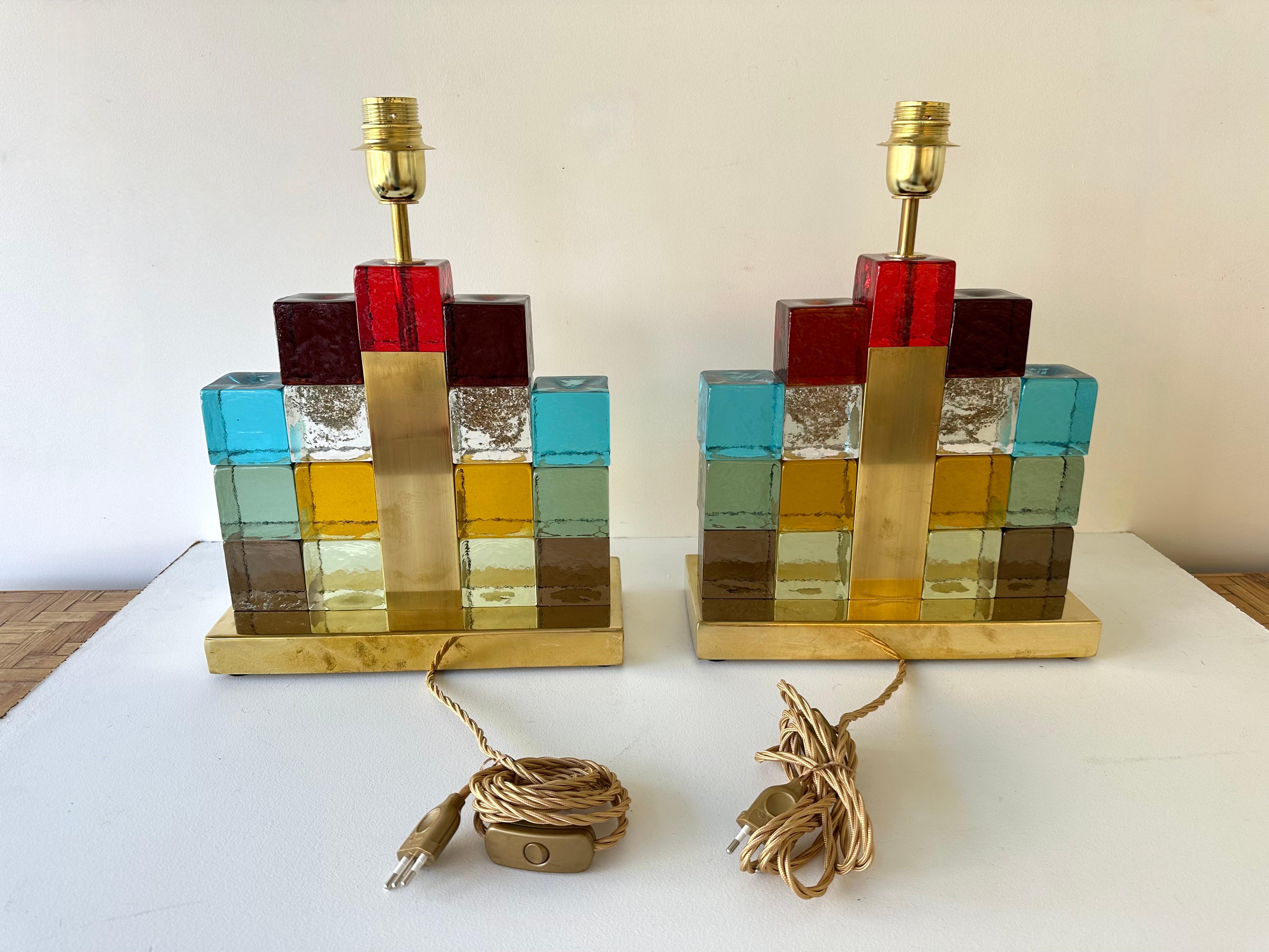 Paire de lampes contemporaines Multicolore Cubique en verre de Murano et laiton, Italie en vente 4