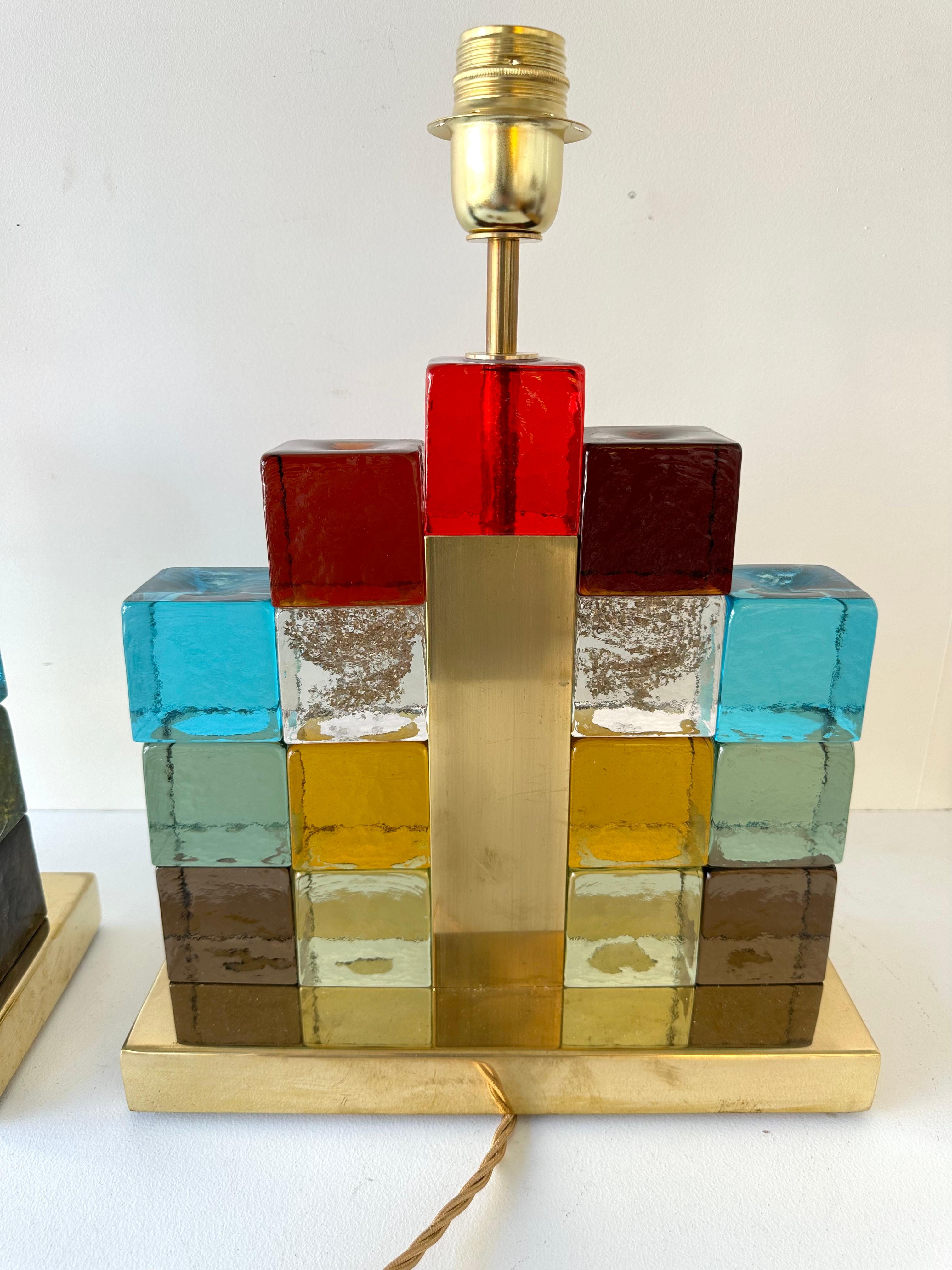 Paire de lampes contemporaines Multicolore Cubique en verre de Murano et laiton, Italie en vente 5