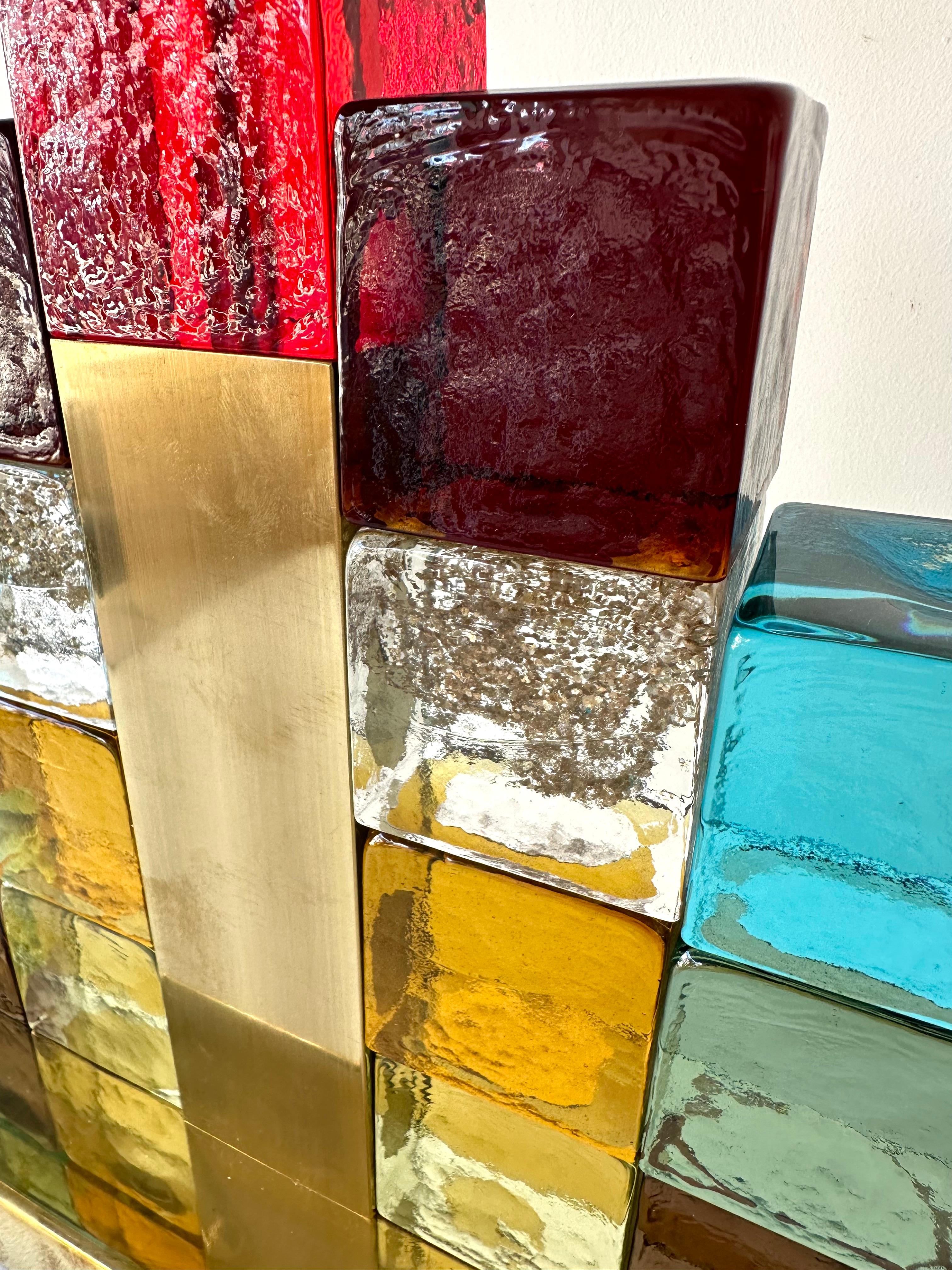 Paire de lampes de table ou de chevet contemporaines cubiques pressées multicolores et poudrées de feuilles d'or en verre de Murano et socle en laiton. Peu de production artisanale exclusive. Dans le style de Mazzega, Veronese, Poliarte, Venini,
