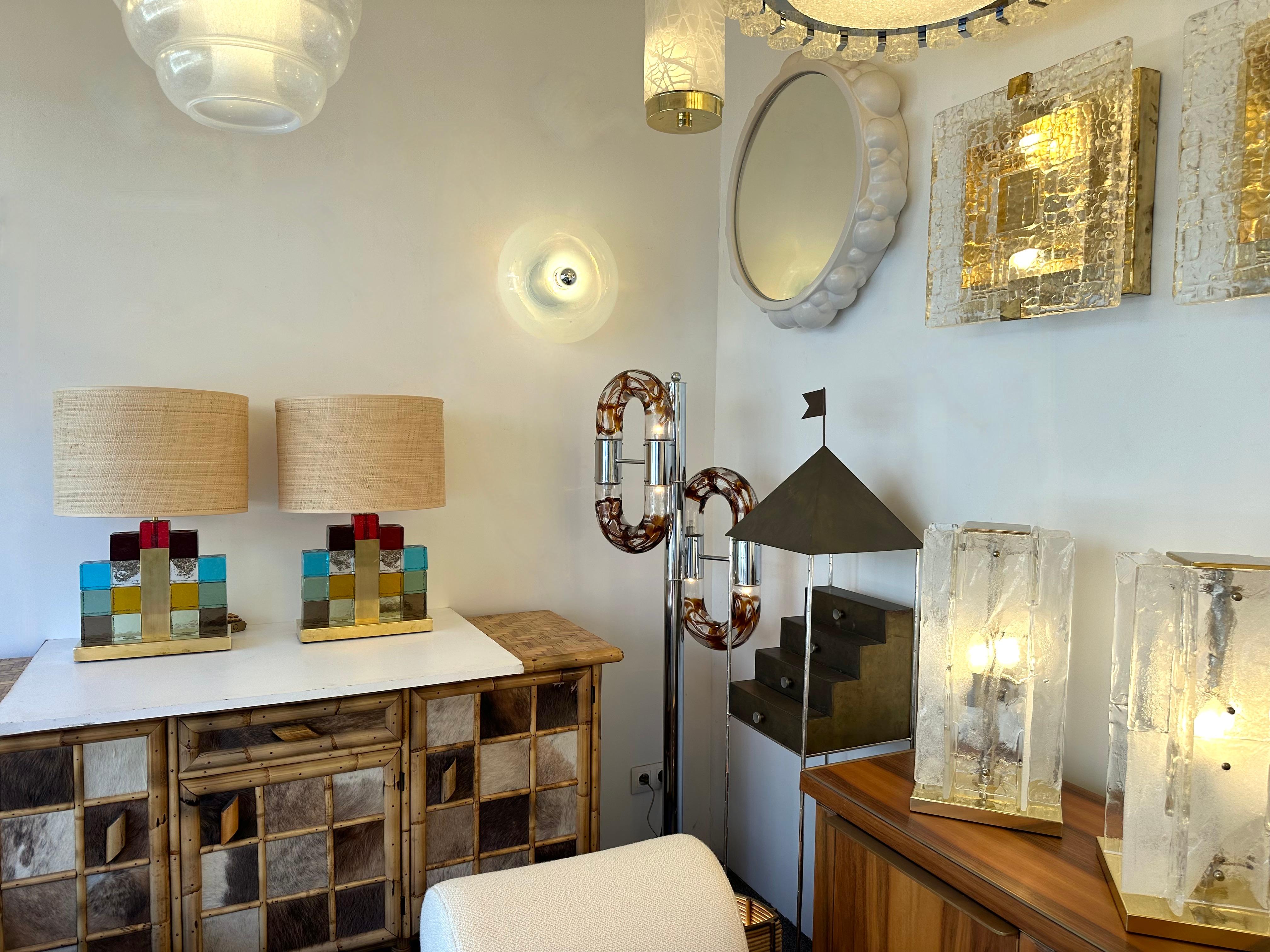 Mid-Century Modern Paire de lampes contemporaines Multicolore Cubique en verre de Murano et laiton, Italie en vente