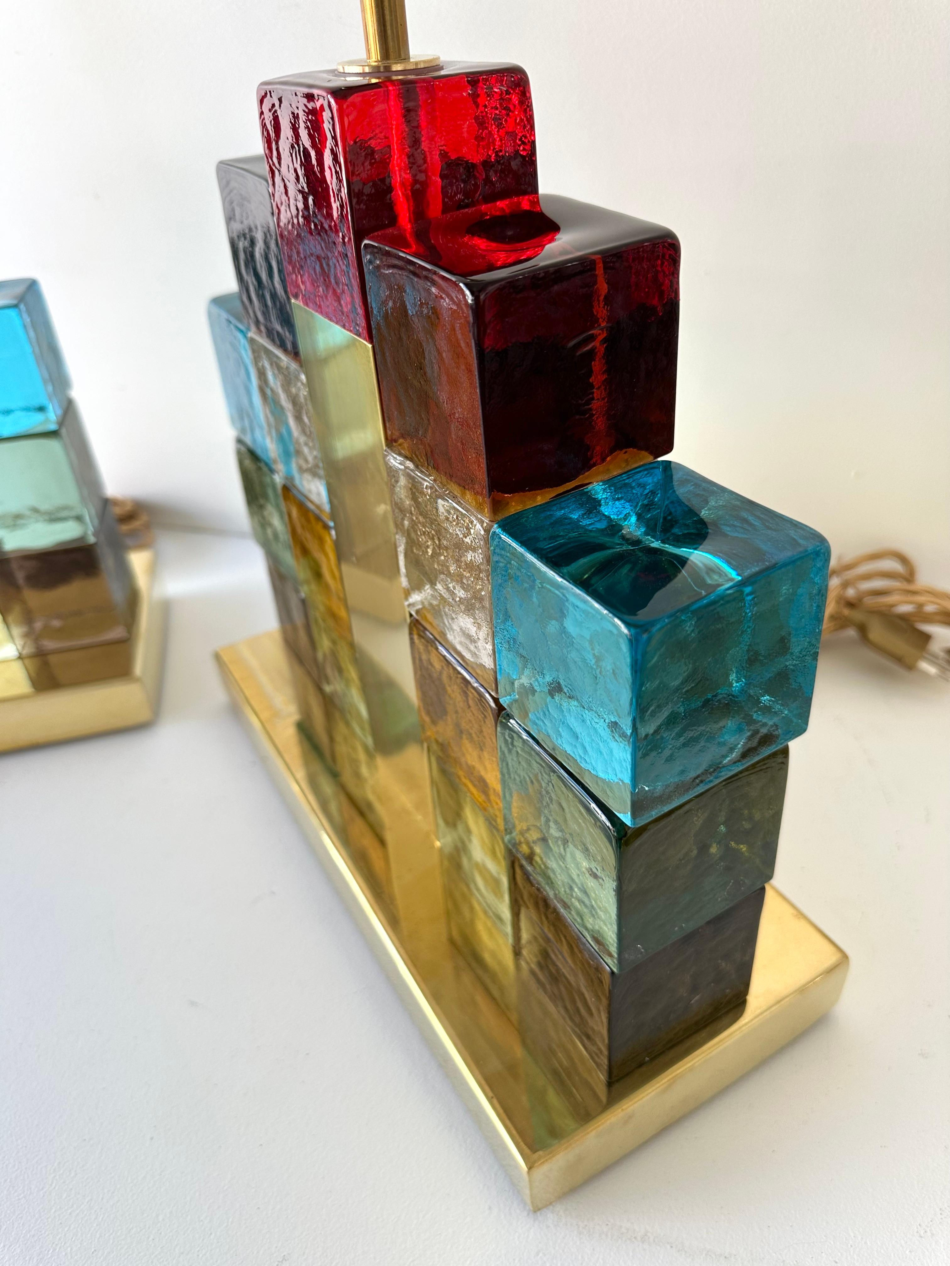 italien Paire de lampes contemporaines Multicolore Cubique en verre de Murano et laiton, Italie en vente