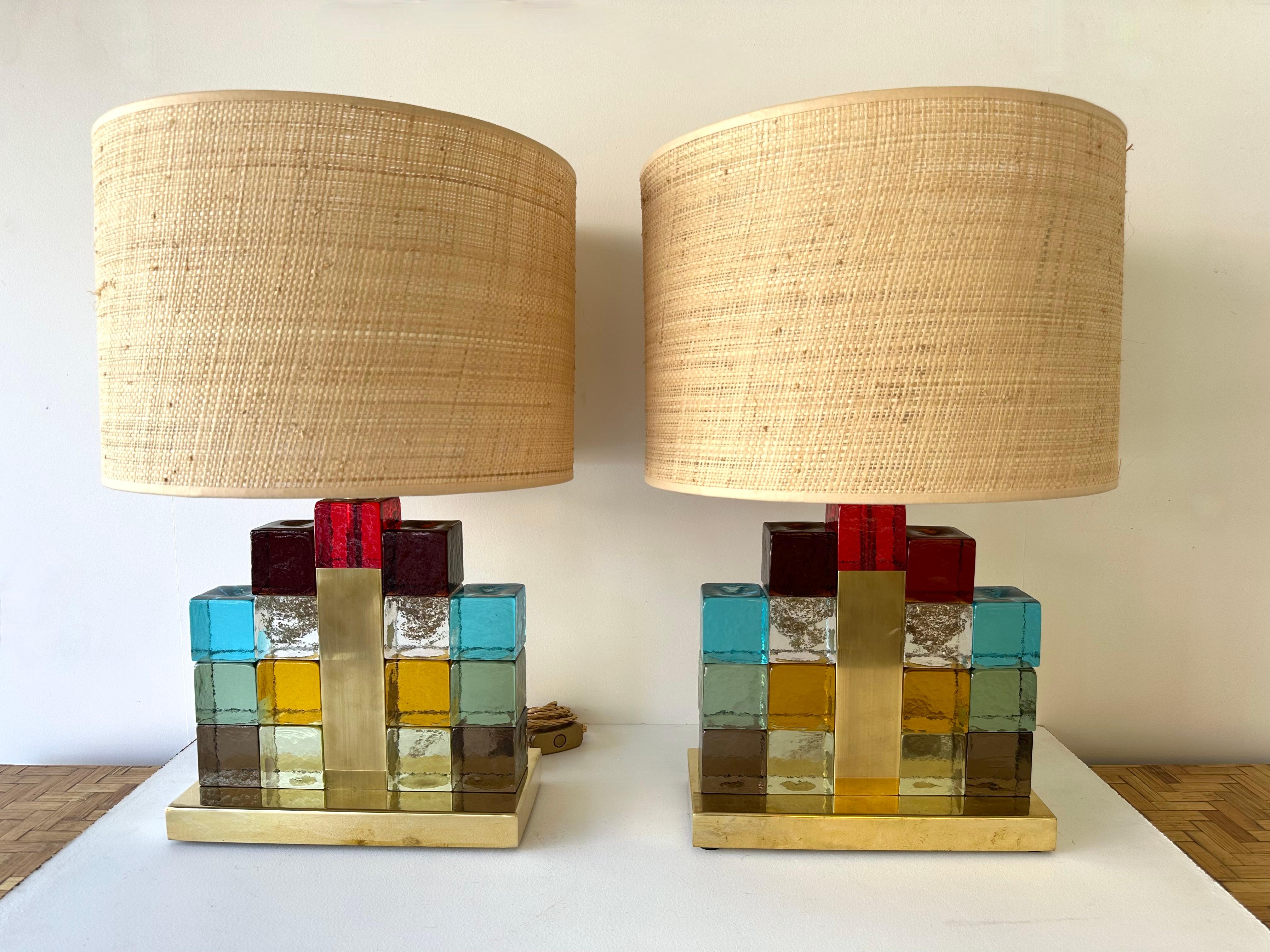 Pressé Paire de lampes contemporaines Multicolore Cubique en verre de Murano et laiton, Italie en vente