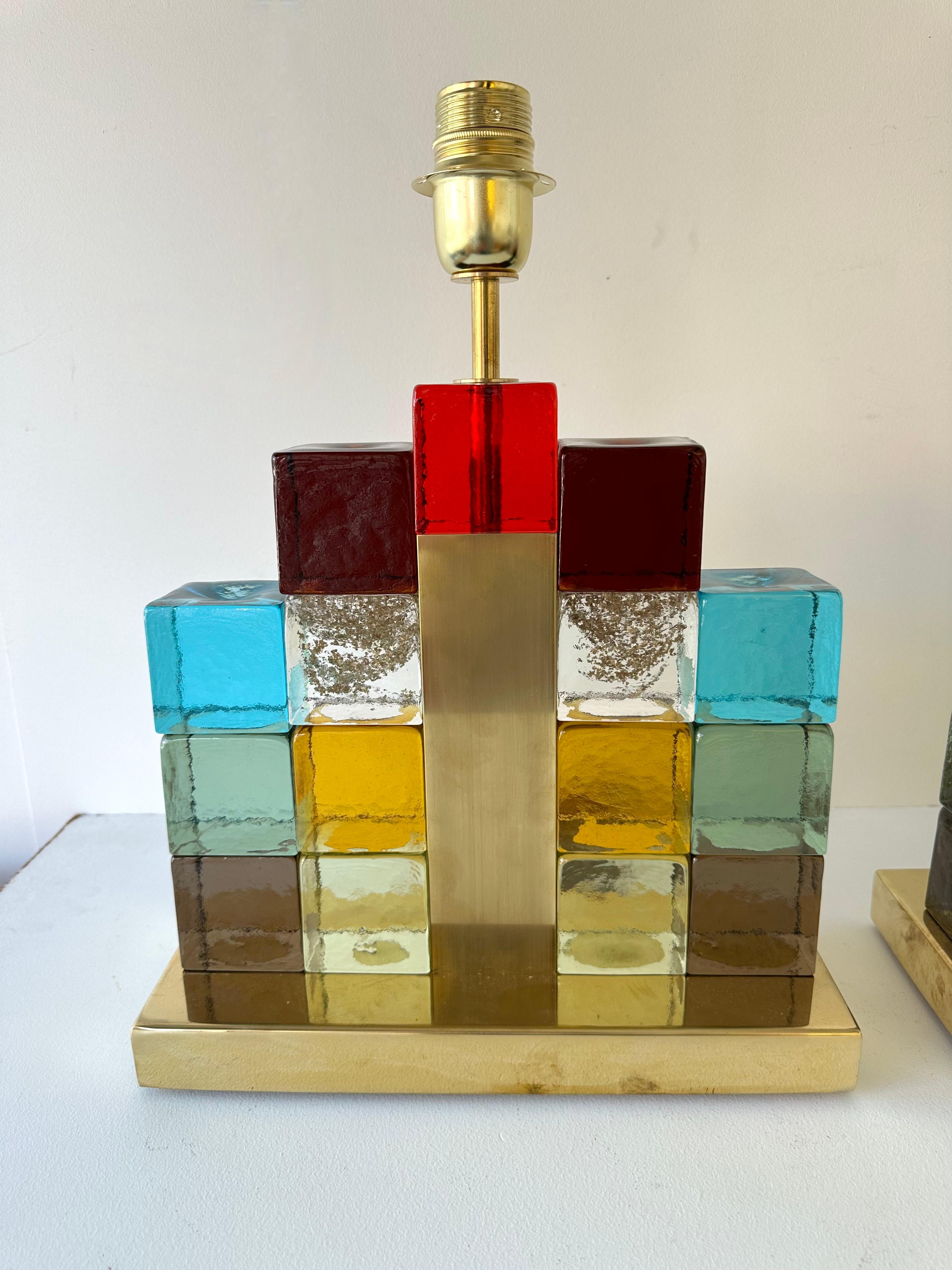 XXIe siècle et contemporain Paire de lampes contemporaines Multicolore Cubique en verre de Murano et laiton, Italie en vente