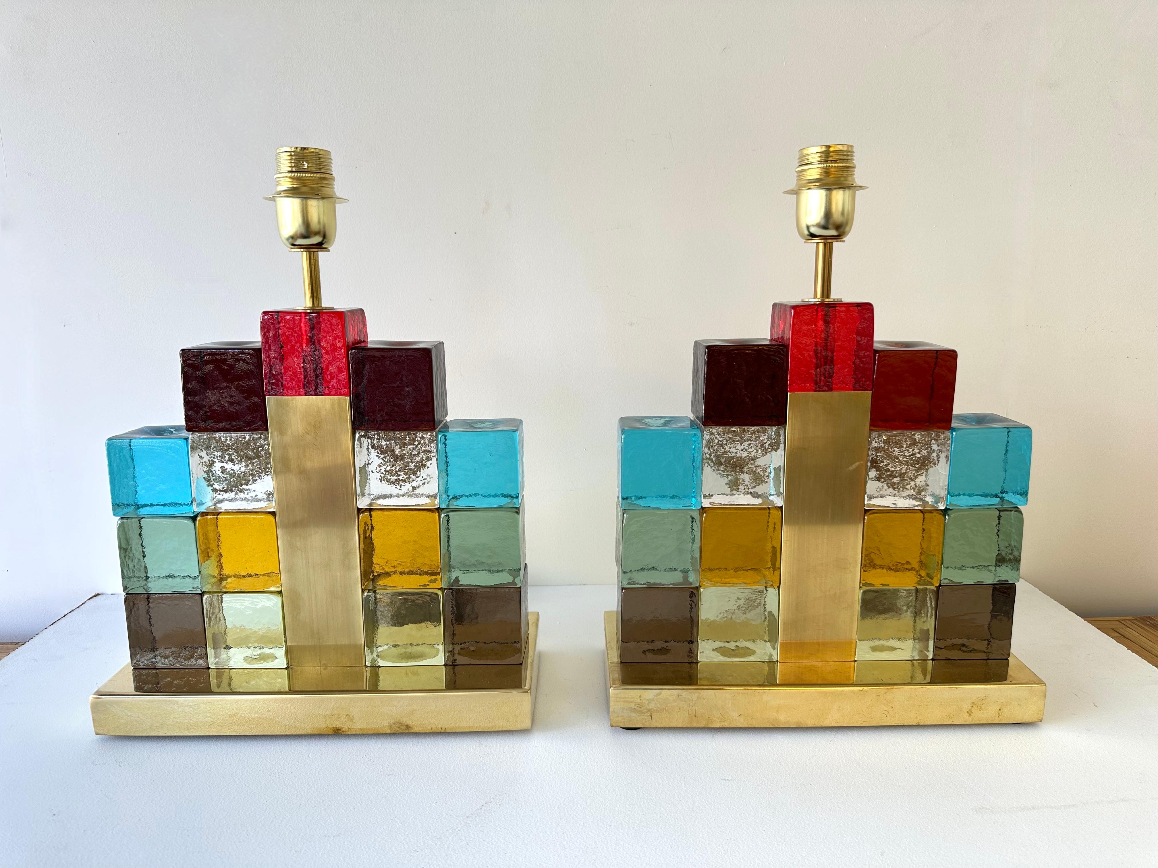Laiton Paire de lampes contemporaines Multicolore Cubique en verre de Murano et laiton, Italie en vente