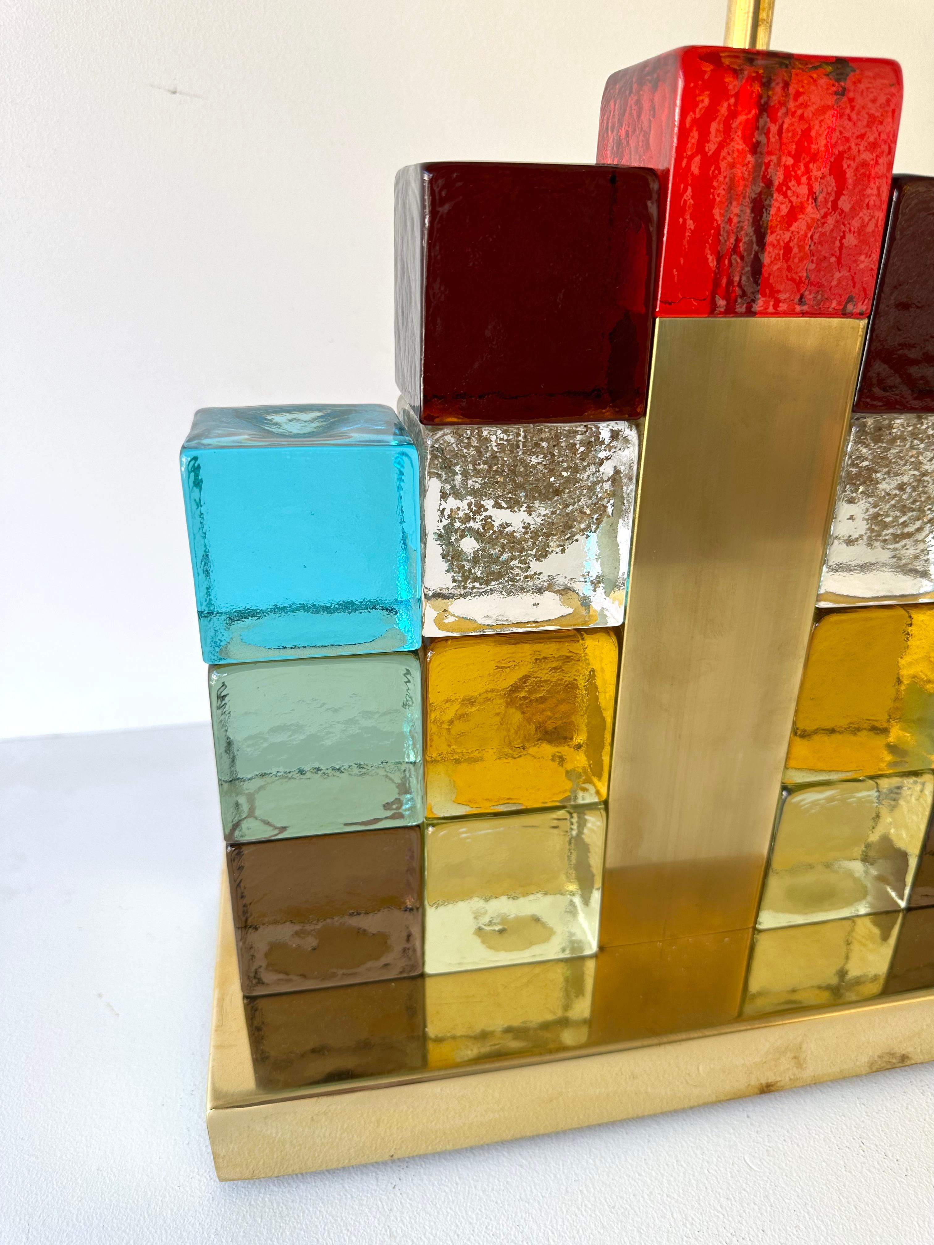 Paire de lampes contemporaines Multicolore Cubique en verre de Murano et laiton, Italie en vente 1