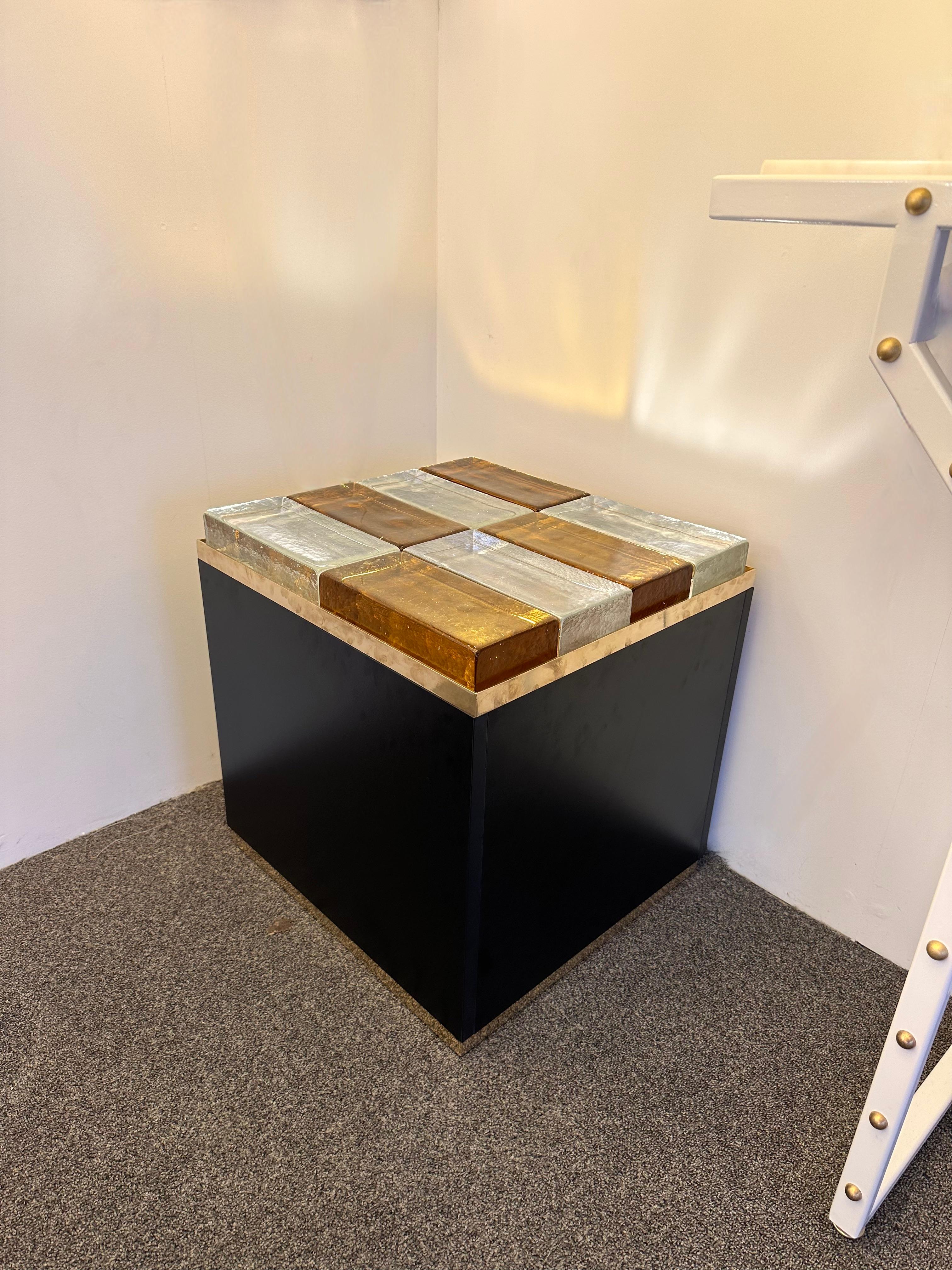 Mid-Century moderno Coppia di tavolini contemporanei in vetro di Murano e ottone, Italia in vendita