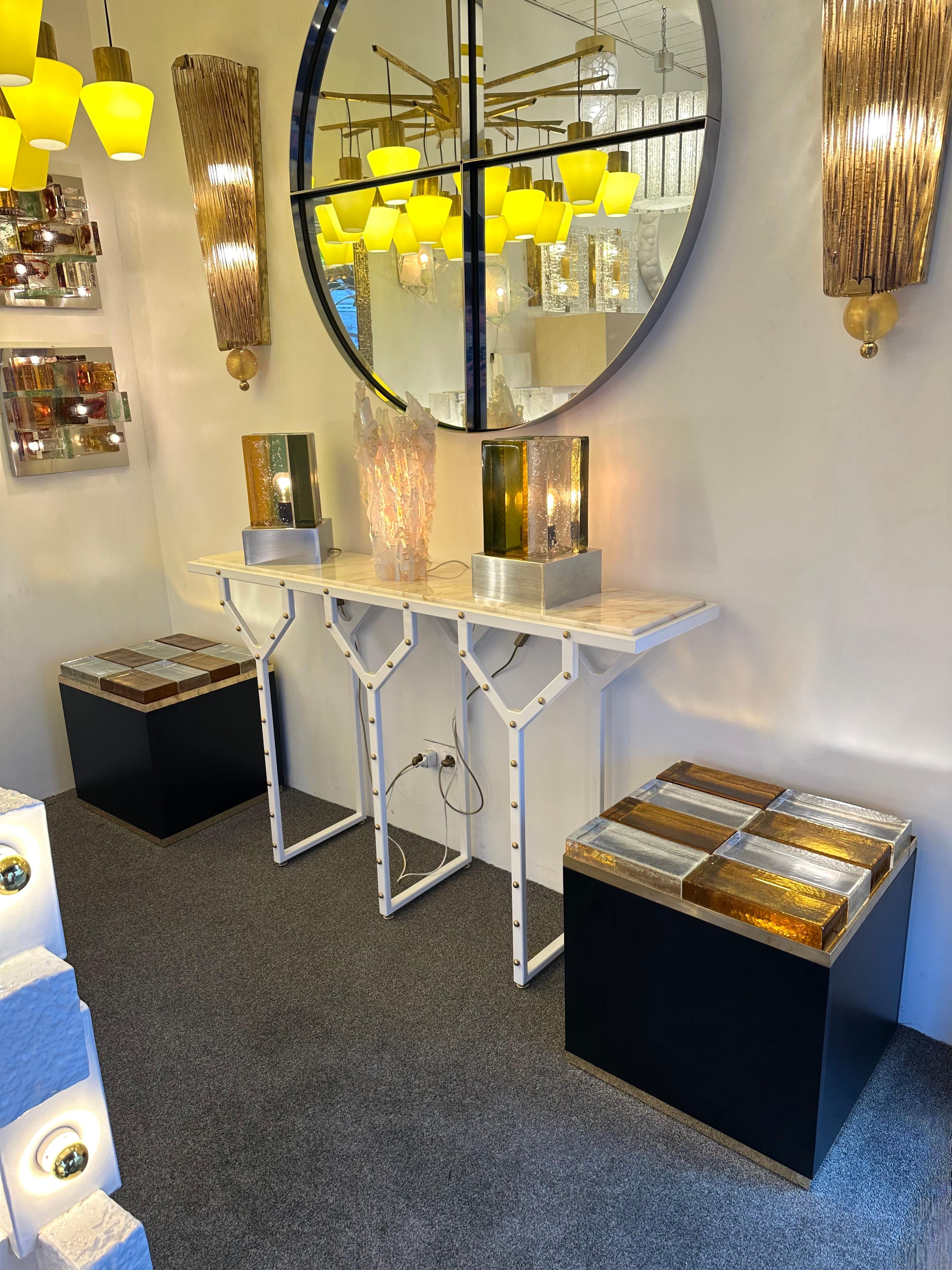 Ottone Coppia di tavolini contemporanei in vetro di Murano e ottone, Italia in vendita