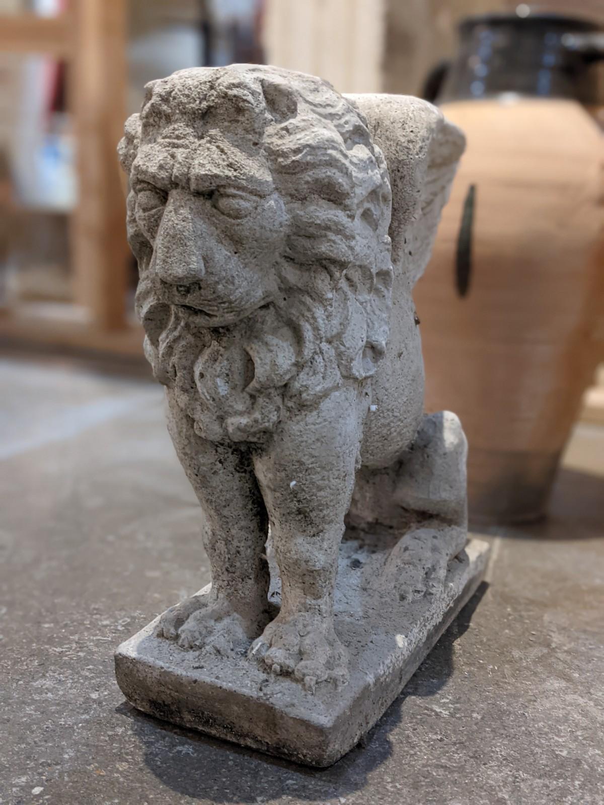 Cette paire de lions composites en calcaire est originaire de France.

Fabrication contemporaine.
  