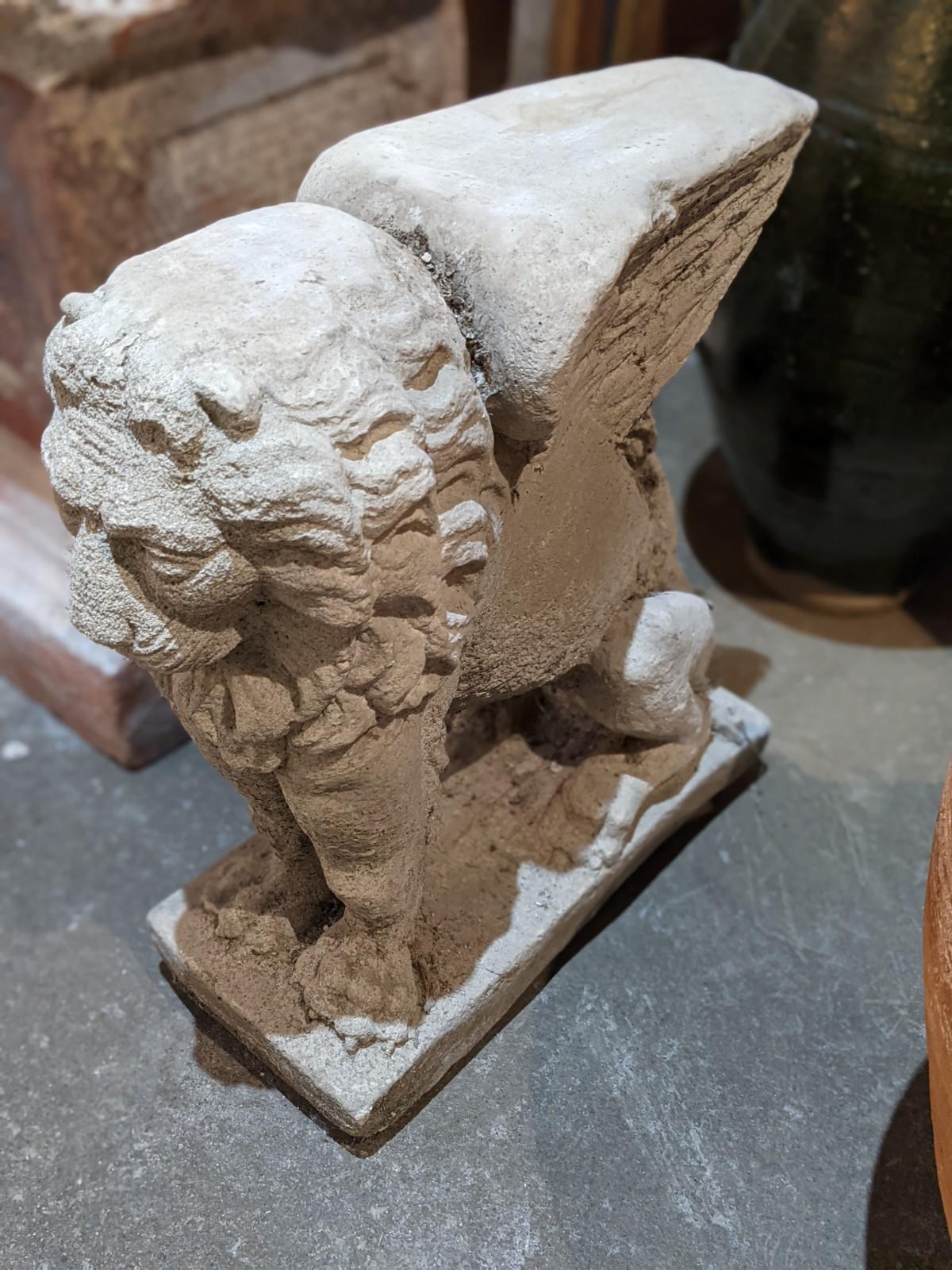 XXIe siècle et contemporain Paire de lions contemporains en composite de pierre calcaire de France en vente